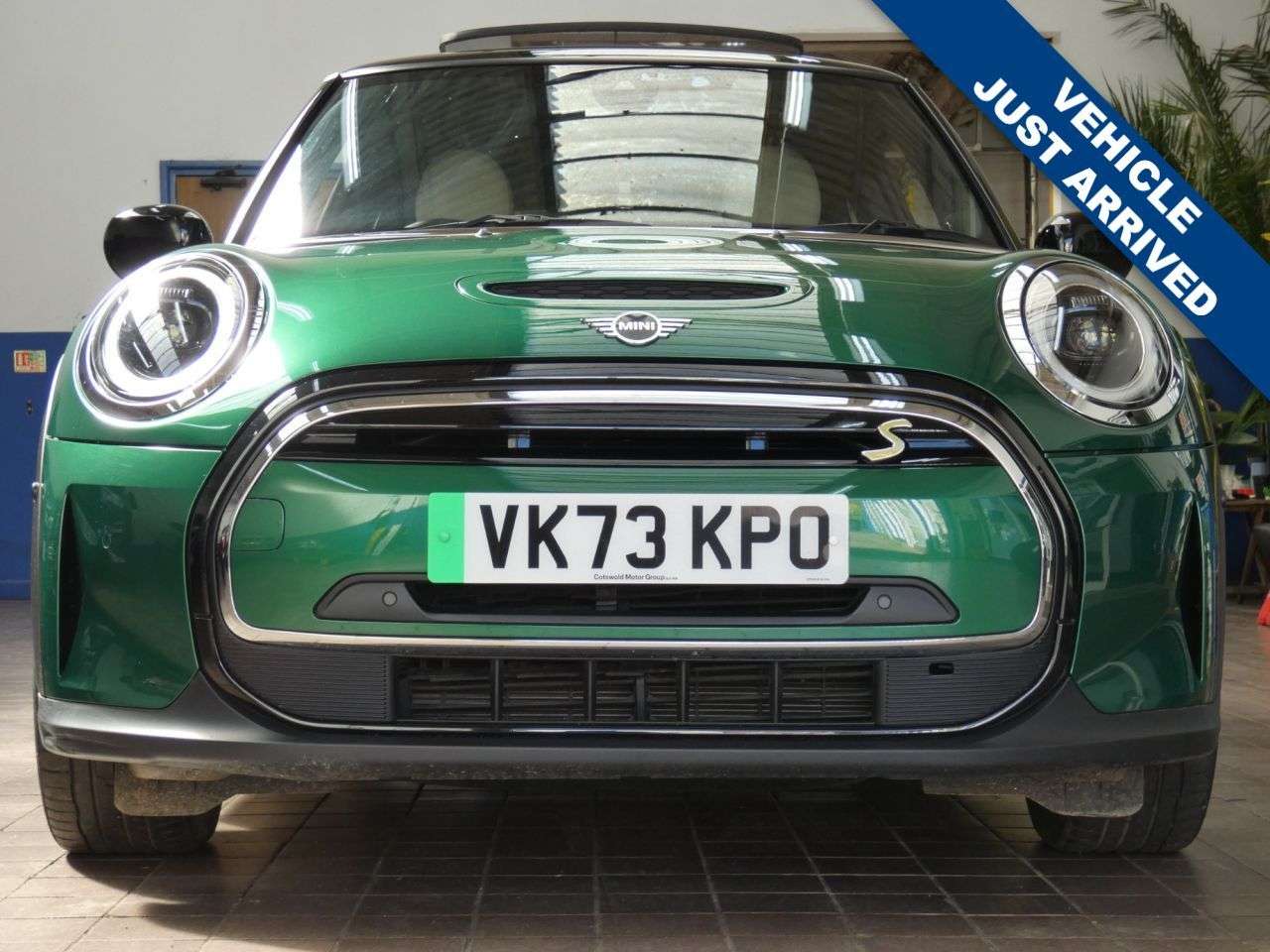 A 2023 MINI ELECTRIC HATCH Cooper SE 32.6kWh Level 3 Hatchback 3dr Electric Auto (184 ps) 1 OWNER SERV A 2023 MINI ELECTRIC HATCH Cooper SE 32.6kWh Level 3 Hatchback 3dr Electric Auto (184 ps) 1 OWNER SERV