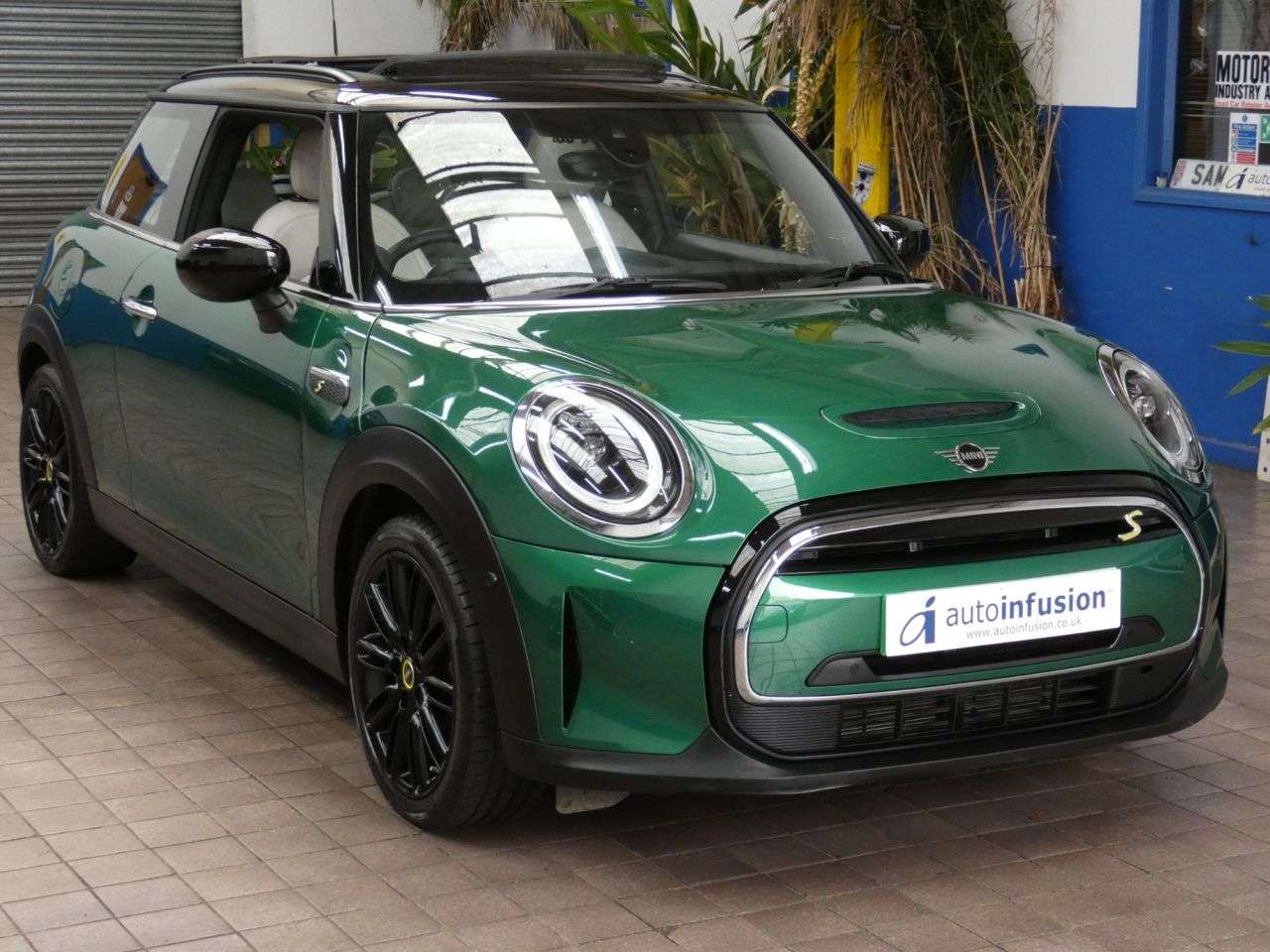 A 2023 MINI ELECTRIC HATCH Cooper SE 32.6kWh Level 3 Hatchback 3dr Electric Auto (184 ps) 1 OWNER SERV A 2023 MINI ELECTRIC HATCH Cooper SE 32.6kWh Level 3 Hatchback 3dr Electric Auto (184 ps) 1 OWNER SERV