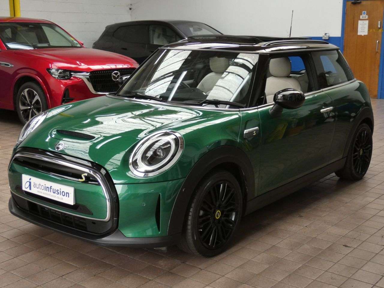 A 2023 MINI ELECTRIC HATCH Cooper SE 32.6kWh Level 3 Hatchback 3dr Electric Auto (184 ps) 1 OWNER SERV A 2023 MINI ELECTRIC HATCH Cooper SE 32.6kWh Level 3 Hatchback 3dr Electric Auto (184 ps) 1 OWNER SERV