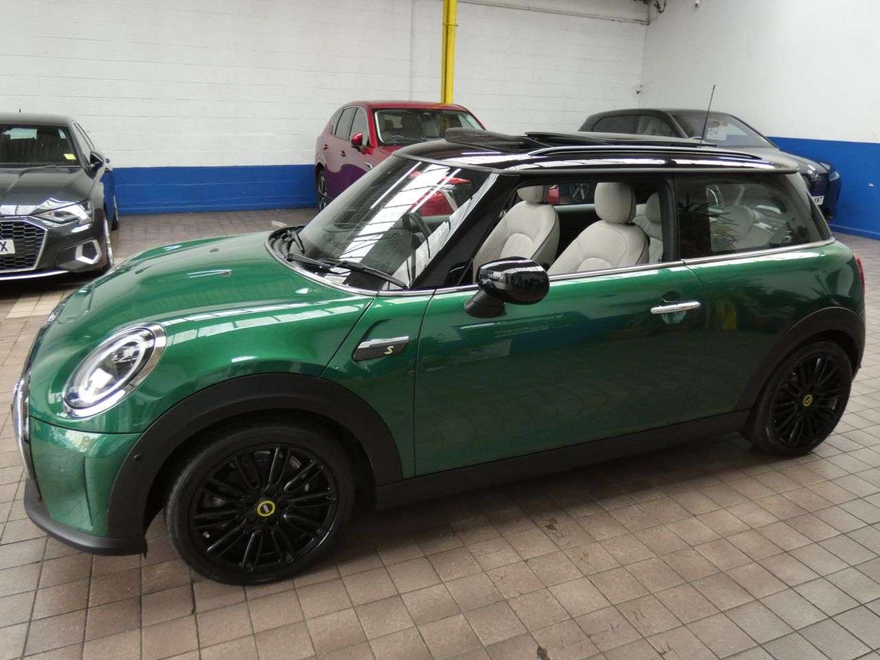 A 2023 MINI ELECTRIC HATCH Cooper SE 32.6kWh Level 3 Hatchback 3dr Electric Auto (184 ps) 1 OWNER SERV A 2023 MINI ELECTRIC HATCH Cooper SE 32.6kWh Level 3 Hatchback 3dr Electric Auto (184 ps) 1 OWNER SERV
