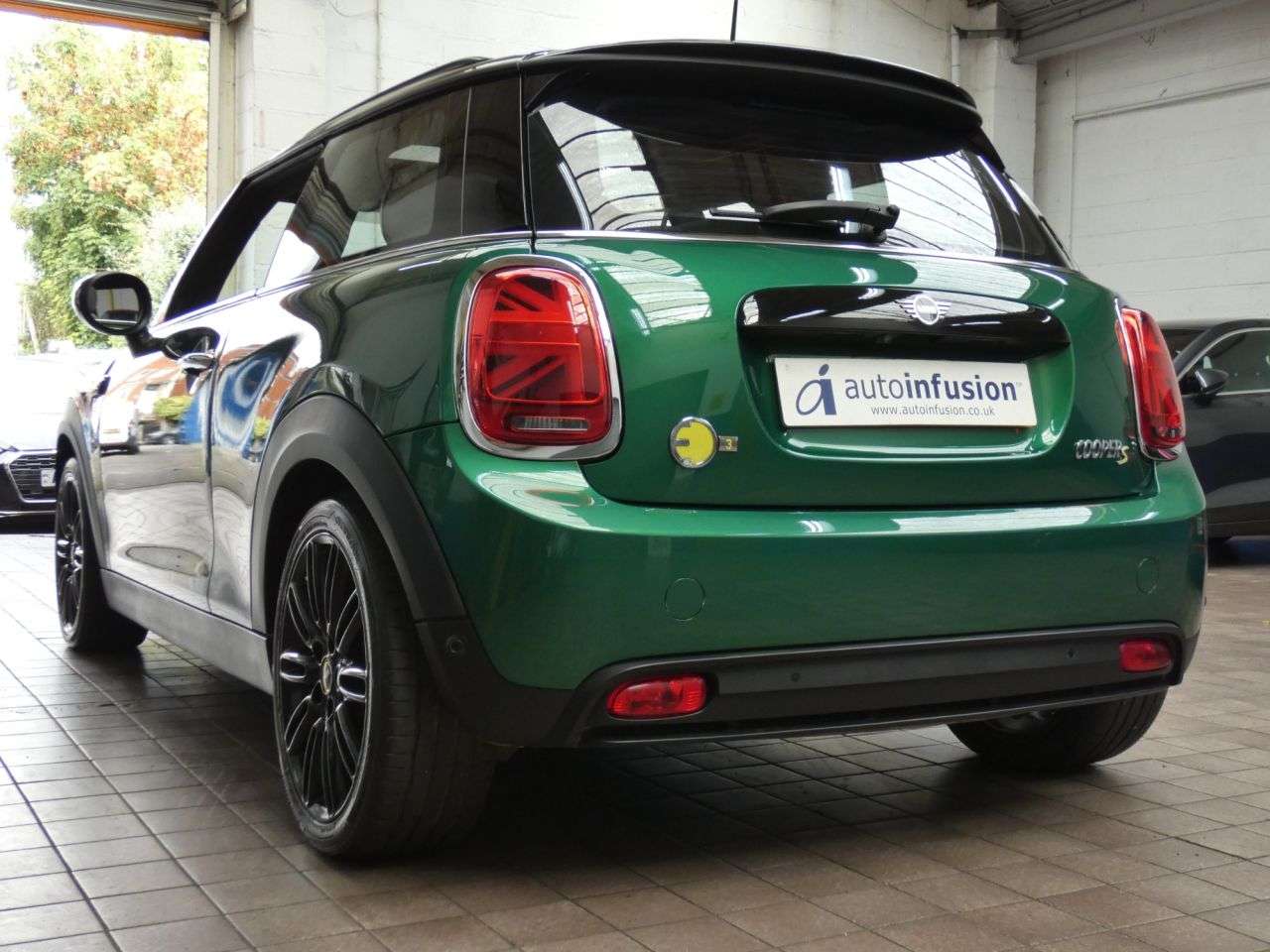 A 2023 MINI ELECTRIC HATCH Cooper SE 32.6kWh Level 3 Hatchback 3dr Electric Auto (184 ps) 1 OWNER SERV A 2023 MINI ELECTRIC HATCH Cooper SE 32.6kWh Level 3 Hatchback 3dr Electric Auto (184 ps) 1 OWNER SERV