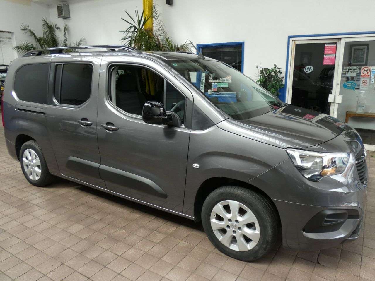 A 2023 VAUXHALL COMBO LIFE ELECTRIC 50kWh Design XL MPV 5dr Electric Auto (7.4kW Charger) (136 ps) 1 OWNER SERV A 2023 VAUXHALL COMBO LIFE ELECTRIC 50kWh Design XL MPV 5dr Electric Auto (7.4kW Charger) (136 ps) 1 OWNER SERV