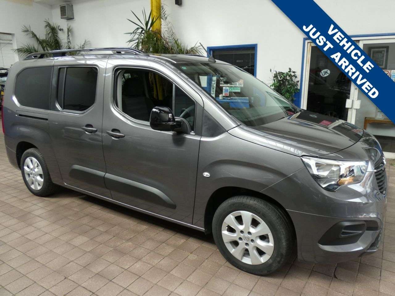A 2023 VAUXHALL COMBO LIFE ELECTRIC 50kWh Design XL MPV 5dr Electric Auto (7.4kW Charger) (136 ps) 1 OWNER SERV A 2023 VAUXHALL COMBO LIFE ELECTRIC 50kWh Design XL MPV 5dr Electric Auto (7.4kW Charger) (136 ps) 1 OWNER SERV