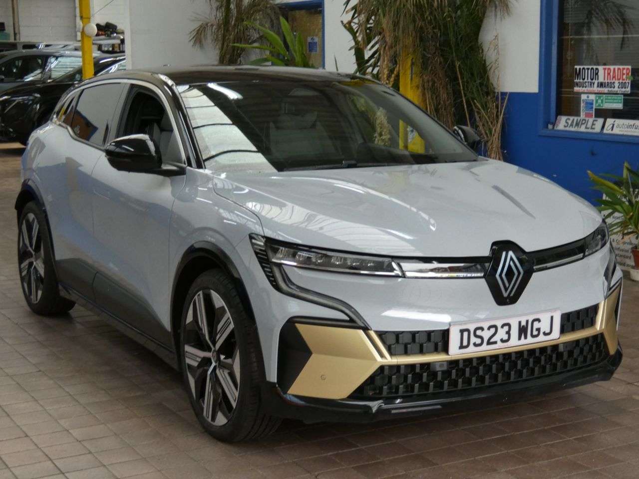 A 2023 RENAULT MEGANE E-TECH 60kWh iconic Hatchback 5dr Electric Auto (optimum charge) (220 ps) 1 OWNER A 2023 RENAULT MEGANE E-TECH 60kWh iconic Hatchback 5dr Electric Auto (optimum charge) (220 ps) 1 OWNER