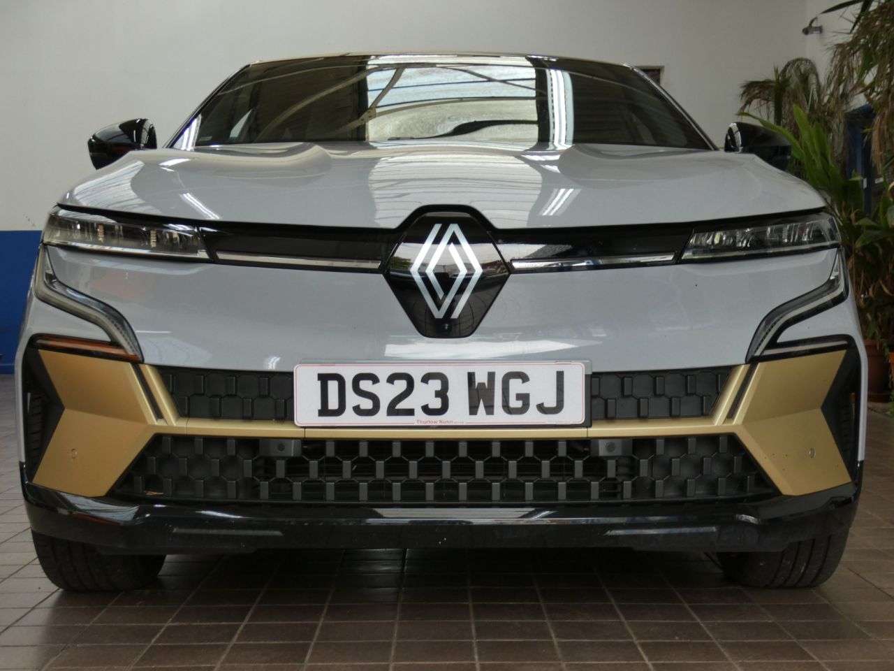 A 2023 RENAULT MEGANE E-TECH 60kWh iconic Hatchback 5dr Electric Auto (optimum charge) (220 ps) 1 OWNER A 2023 RENAULT MEGANE E-TECH 60kWh iconic Hatchback 5dr Electric Auto (optimum charge) (220 ps) 1 OWNER