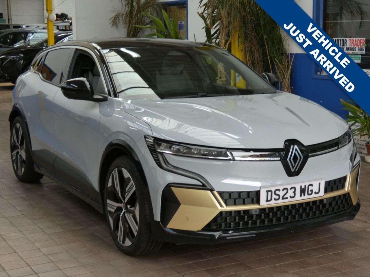 A 2023 RENAULT MEGANE E-TECH 60kWh iconic Hatchback 5dr Electric Auto (optimum charge) (220 ps) 1 OWNER A 2023 RENAULT MEGANE E-TECH 60kWh iconic Hatchback 5dr Electric Auto (optimum charge) (220 ps) 1 OWNER