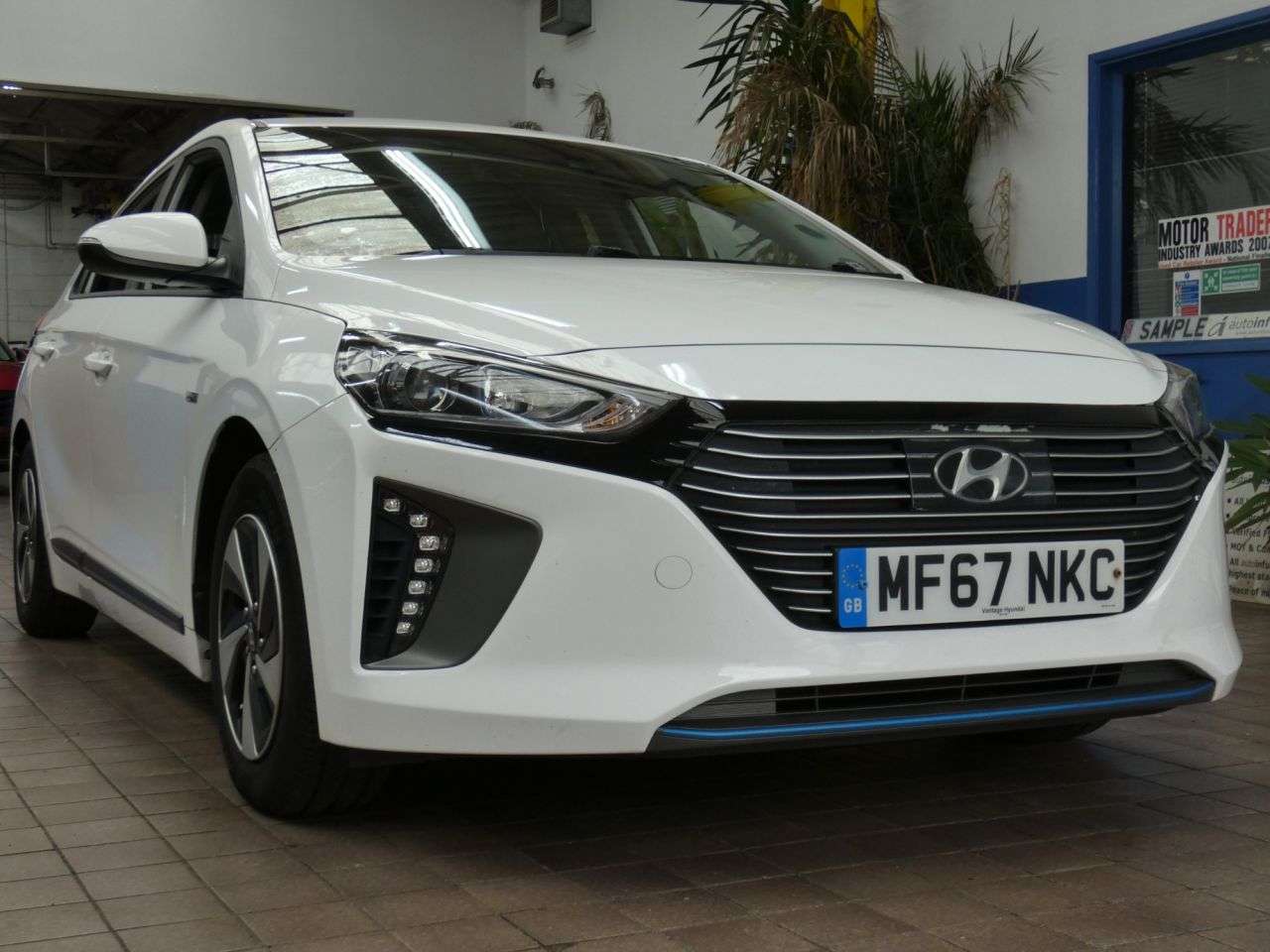 A 2017 HYUNDAI IONIQ 1.6 h-GDi SE Hatchback 5dr Petrol Hybrid DCT Euro 6 (s/s) (141 ps) 2 OWNERS A 2017 HYUNDAI IONIQ 1.6 h-GDi SE Hatchback 5dr Petrol Hybrid DCT Euro 6 (s/s) (141 ps) 2 OWNERS