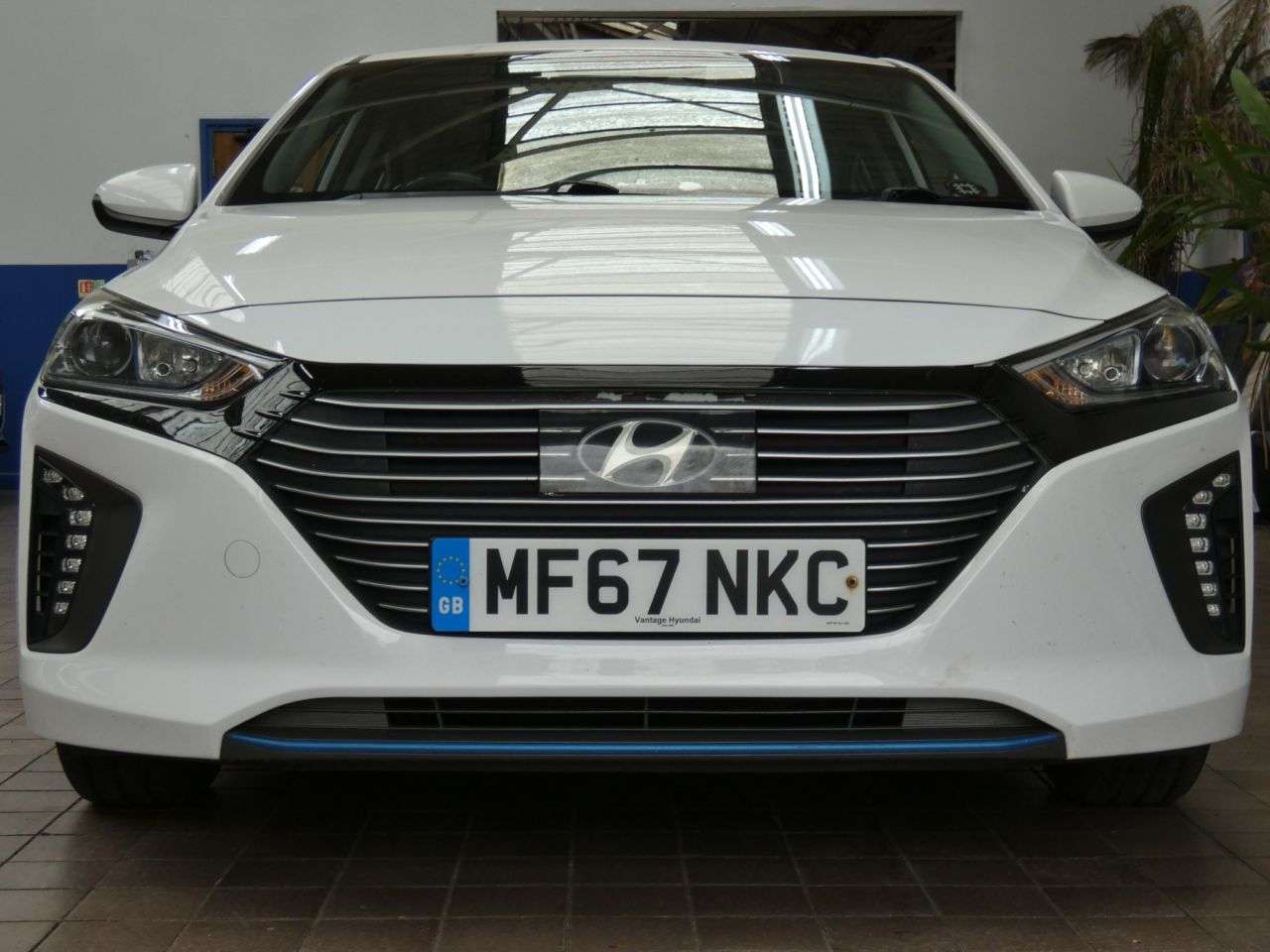 A 2017 HYUNDAI IONIQ 1.6 h-GDi SE Hatchback 5dr Petrol Hybrid DCT Euro 6 (s/s) (141 ps) 2 OWNERS A 2017 HYUNDAI IONIQ 1.6 h-GDi SE Hatchback 5dr Petrol Hybrid DCT Euro 6 (s/s) (141 ps) 2 OWNERS