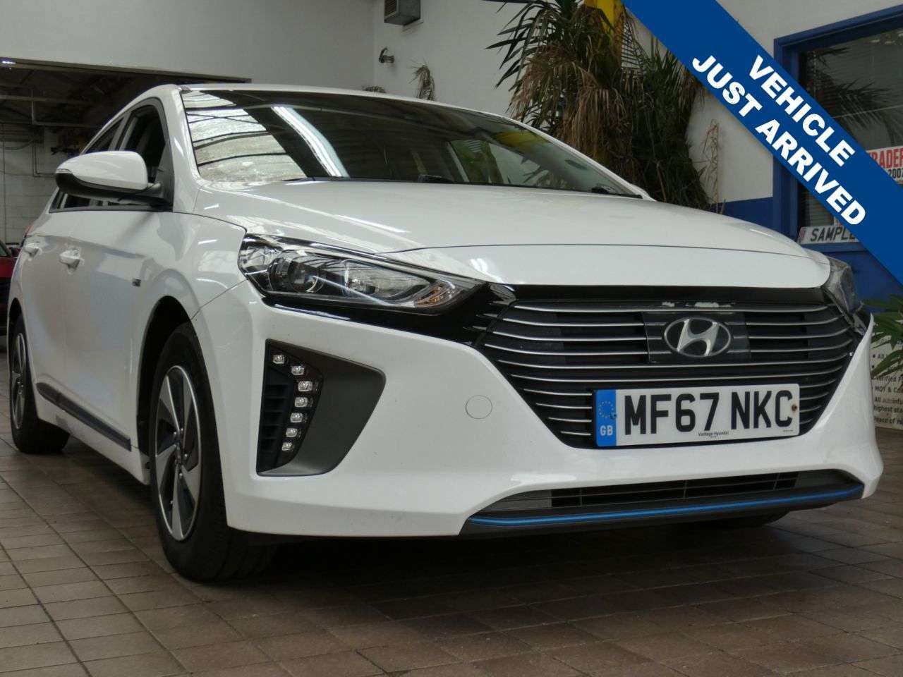 A 2017 HYUNDAI IONIQ 1.6 h-GDi SE Hatchback 5dr Petrol Hybrid DCT Euro 6 (s/s) (141 ps) 2 OWNERS A 2017 HYUNDAI IONIQ 1.6 h-GDi SE Hatchback 5dr Petrol Hybrid DCT Euro 6 (s/s) (141 ps) 2 OWNERS