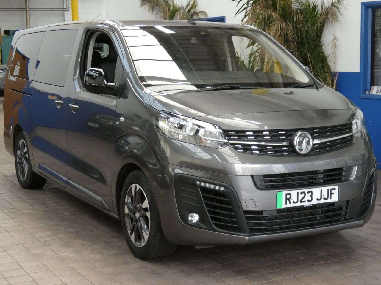 A 2023 VAUXHALL VIVARO LIFE ELECTRIC 50kWh Ultimate MPV 5dr Electric Auto LWB (8 Seat, 11kW Charger) (136 ps) 1 A 2023 VAUXHALL VIVARO LIFE ELECTRIC 50kWh Ultimate MPV 5dr Electric Auto LWB (8 Seat, 11kW Charger) (136 ps) 1