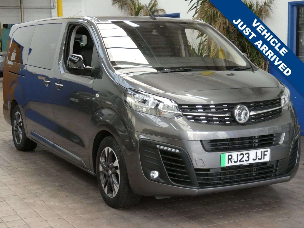 A 2023 VAUXHALL VIVARO LIFE ELECTRIC 50kWh Ultimate MPV 5dr Electric Auto LWB (8 Seat, 11kW Charger) (136 ps) 1 A 2023 VAUXHALL VIVARO LIFE ELECTRIC 50kWh Ultimate MPV 5dr Electric Auto LWB (8 Seat, 11kW Charger) (136 ps) 1