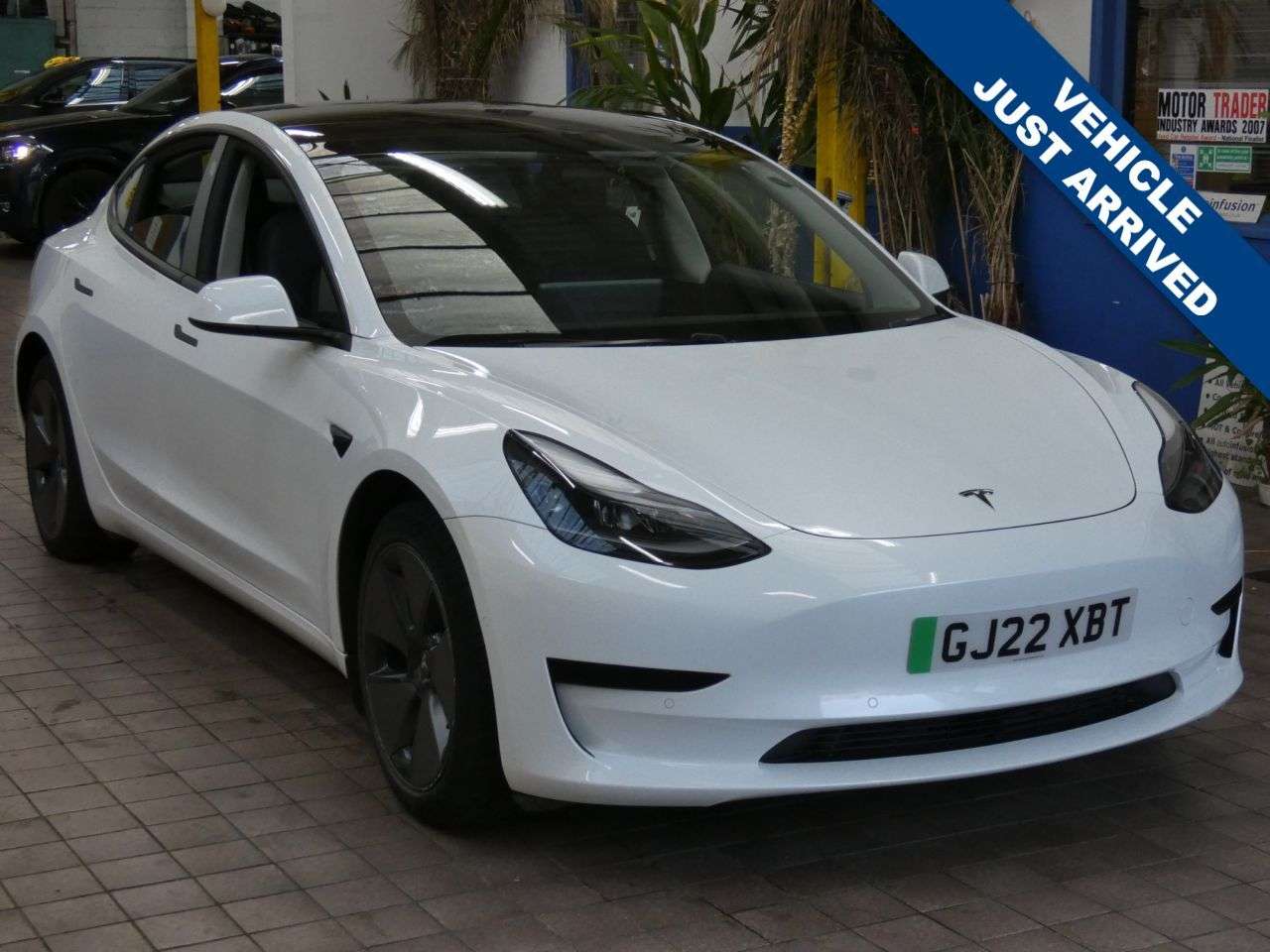 A 2022 TESLA MODEL 3 Standard Range Plus Saloon 4dr Electric Auto RWD (241 bhp) LOW MILEAGE 1 OW A 2022 TESLA MODEL 3 Standard Range Plus Saloon 4dr Electric Auto RWD (241 bhp) LOW MILEAGE 1 OW