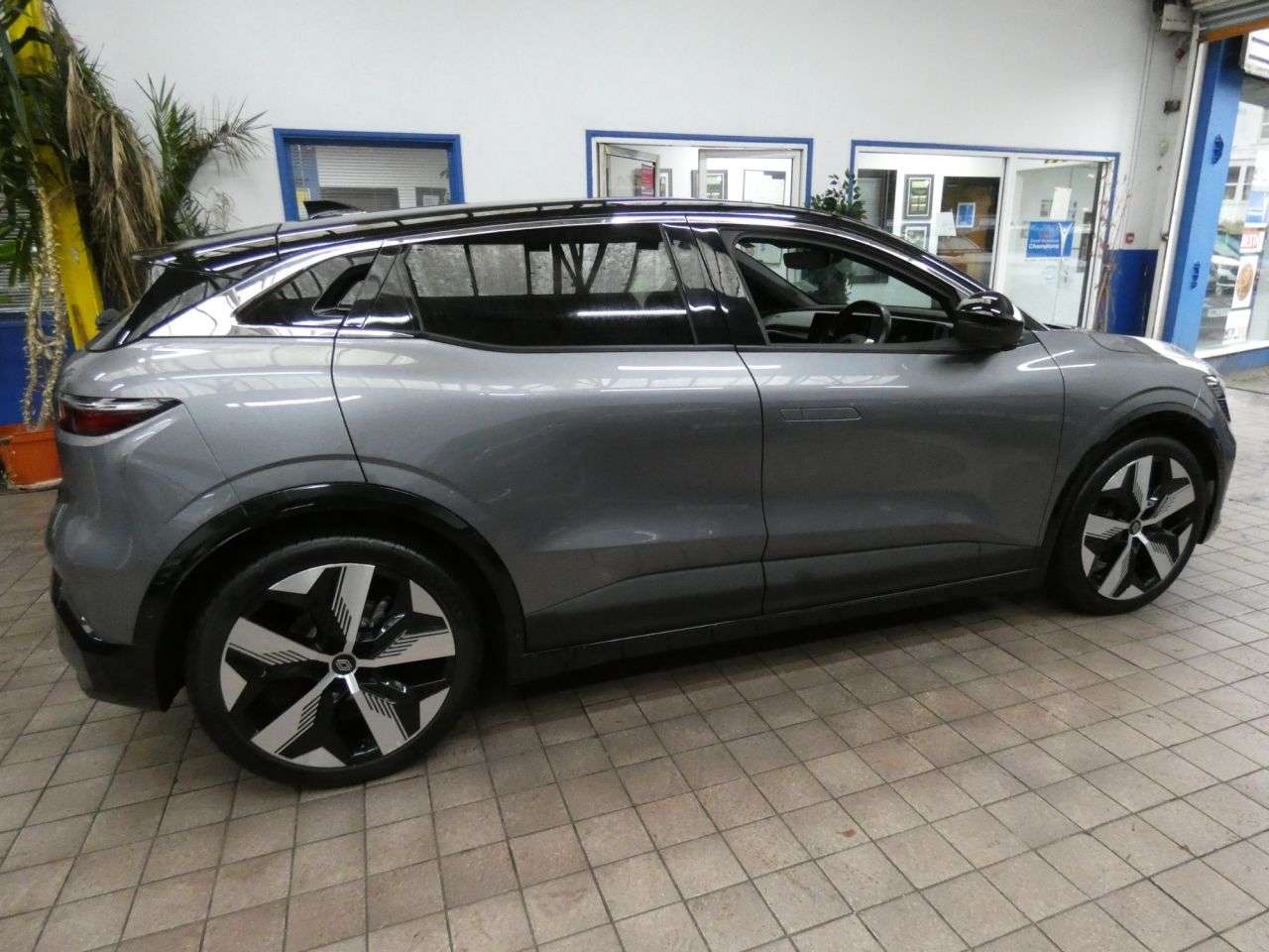 A 2024 RENAULT MEGANE E-TECH 60kWh techno+ Hatchback 5dr Electric Auto (optimum charge) (220 ps) 1 OWNER A 2024 RENAULT MEGANE E-TECH 60kWh techno+ Hatchback 5dr Electric Auto (optimum charge) (220 ps) 1 OWNER