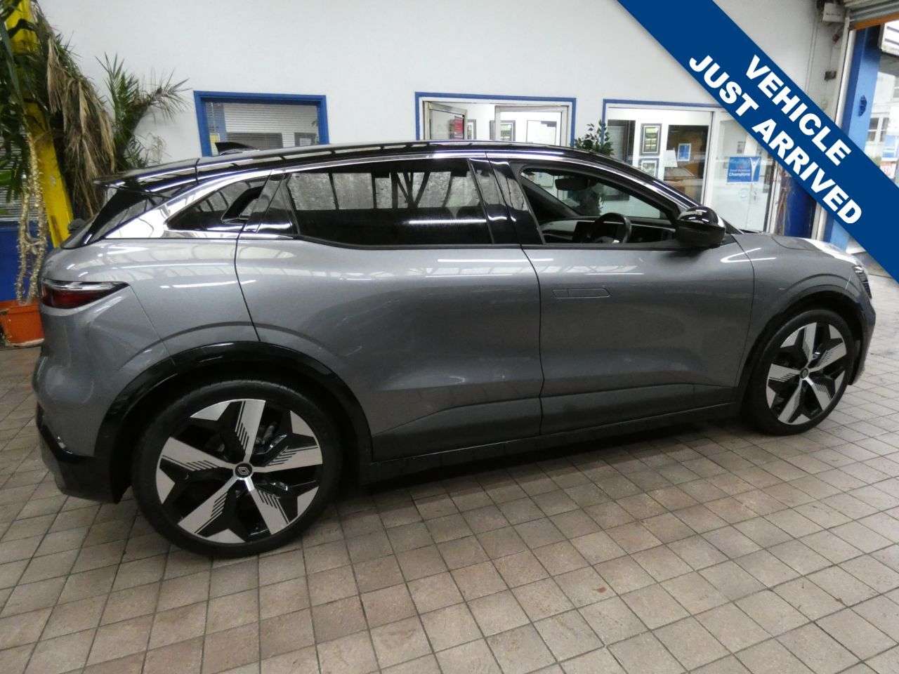 A 2024 RENAULT MEGANE E-TECH 60kWh techno+ Hatchback 5dr Electric Auto (optimum charge) (220 ps) 1 OWNER A 2024 RENAULT MEGANE E-TECH 60kWh techno+ Hatchback 5dr Electric Auto (optimum charge) (220 ps) 1 OWNER
