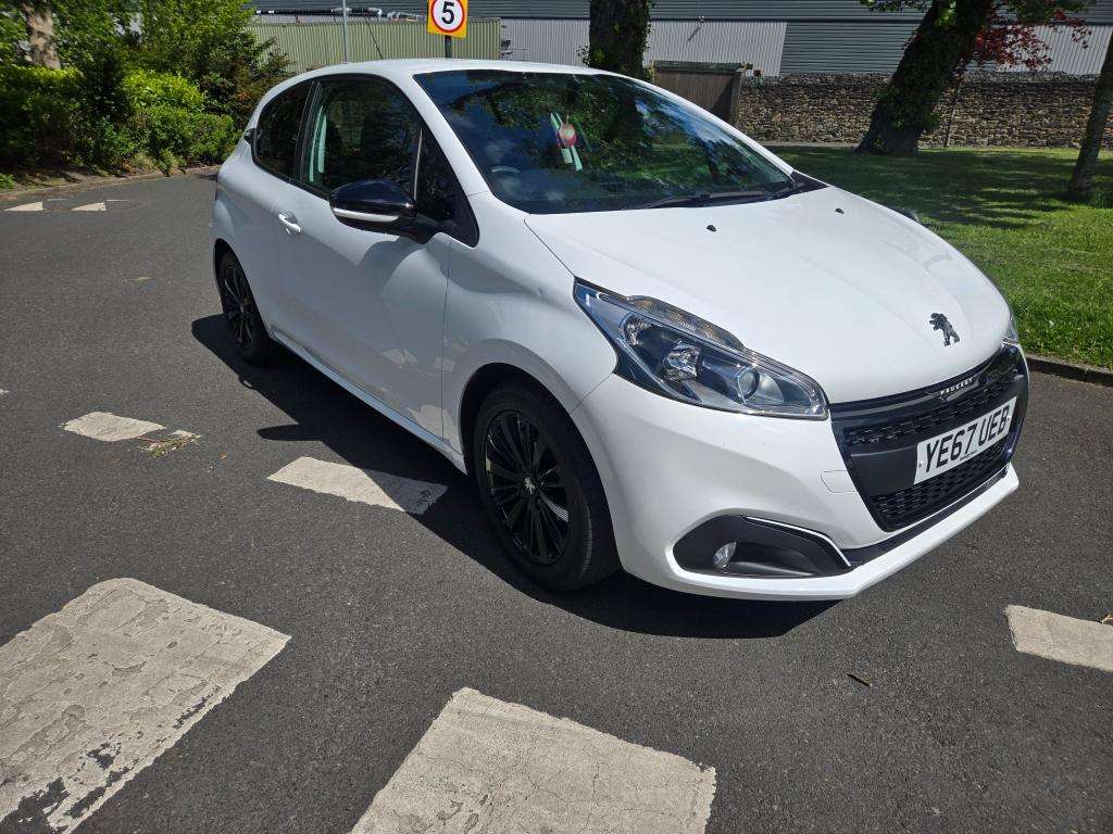 A 2017 PEUGEOT 208 Black Edition A 2017 PEUGEOT 208 Black Edition
