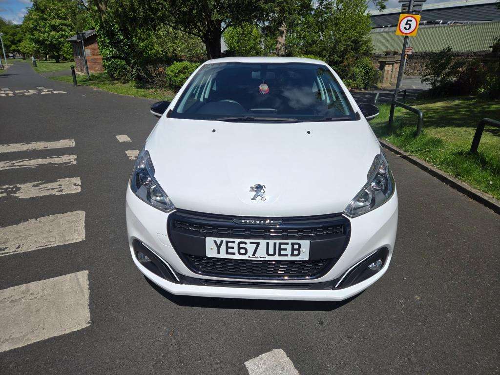 A 2017 PEUGEOT 208 Black Edition A 2017 PEUGEOT 208 Black Edition