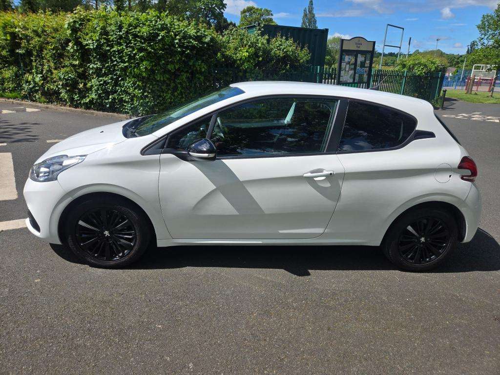 A 2017 PEUGEOT 208 Black Edition A 2017 PEUGEOT 208 Black Edition