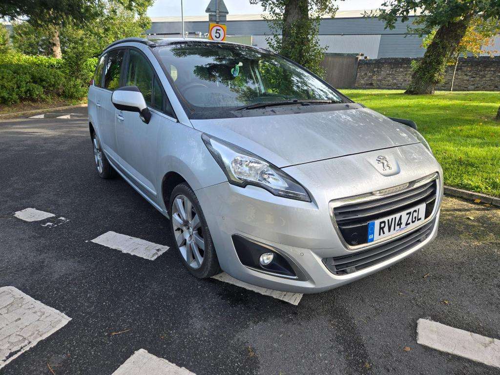 A 2014 PEUGEOT 5008 Allure Hdi A 2014 PEUGEOT 5008 Allure Hdi