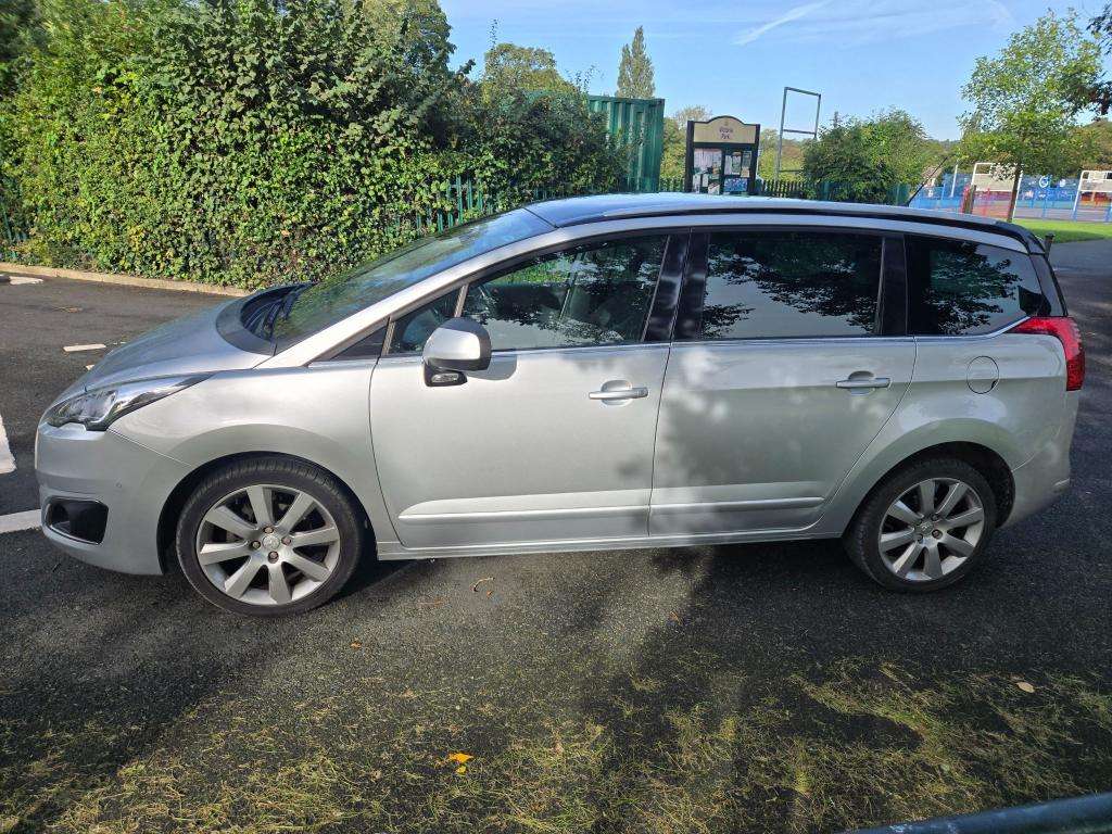 A 2014 PEUGEOT 5008 Allure Hdi A 2014 PEUGEOT 5008 Allure Hdi