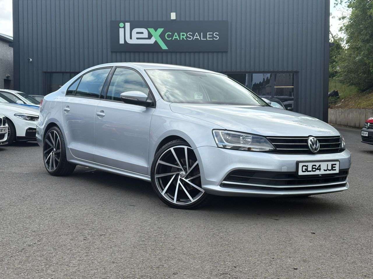 A 2014 VOLKSWAGEN JETTA 2.0 TDI BlueMotion Tech SE Saloon 4dr Diesel DSG Euro 6 (s/s) (110 ps) A 2014 VOLKSWAGEN JETTA 2.0 TDI BlueMotion Tech SE Saloon 4dr Diesel DSG Euro 6 (s/s) (110 ps)