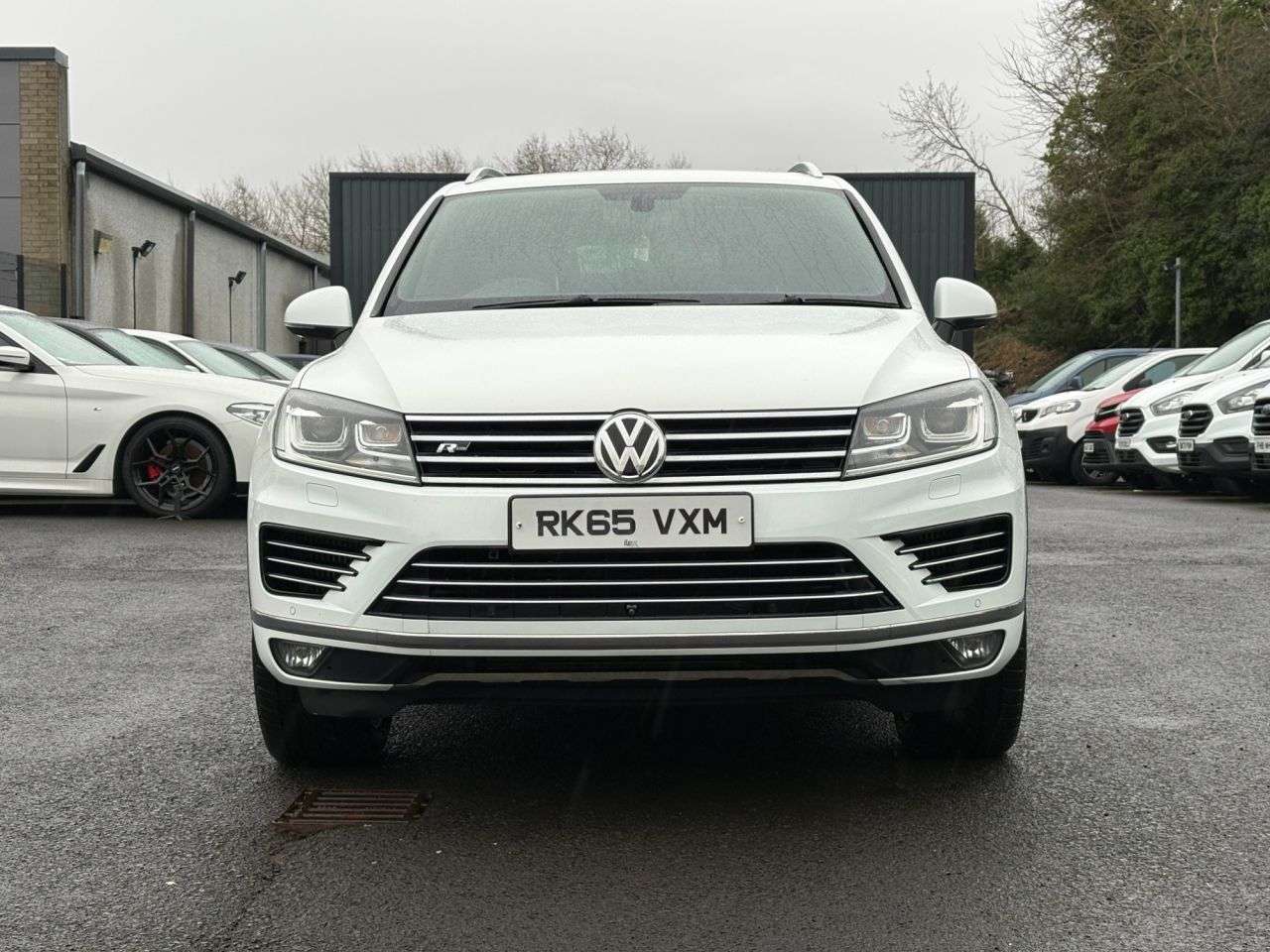 A 2015 VOLKSWAGEN TOUAREG 3.0 TDI V6 BlueMotion Tech R-Line SUV 5dr Diesel Tiptronic 4WD Euro 6 (s/s) A 2015 VOLKSWAGEN TOUAREG 3.0 TDI V6 BlueMotion Tech R-Line SUV 5dr Diesel Tiptronic 4WD Euro 6 (s/s)