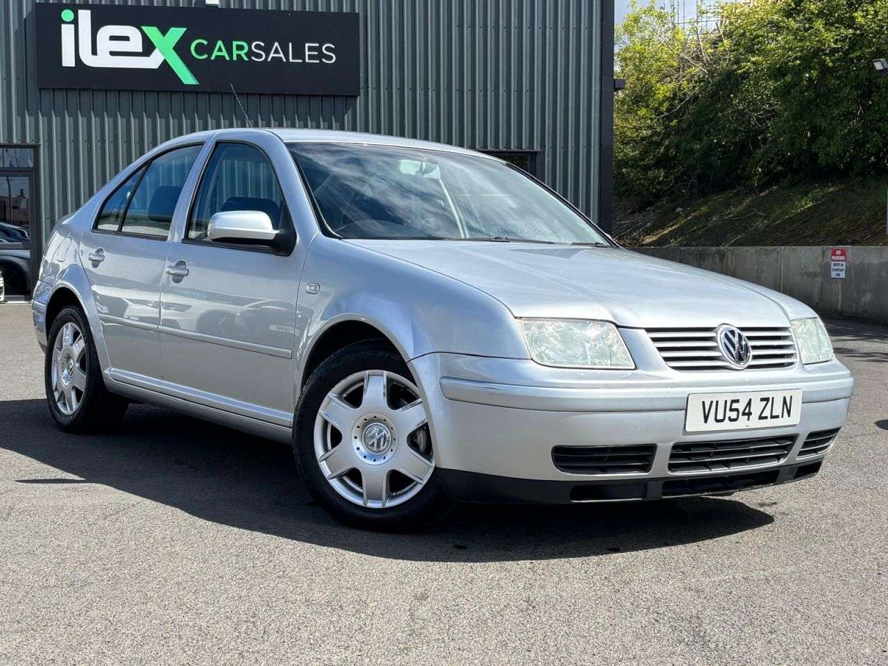 A 2004 VOLKSWAGEN BORA 1.9 TDI PD Sport Saloon 4dr Diesel Manual (149 g/km, 150 bhp) A 2004 VOLKSWAGEN BORA 1.9 TDI PD Sport Saloon 4dr Diesel Manual (149 g/km, 150 bhp)