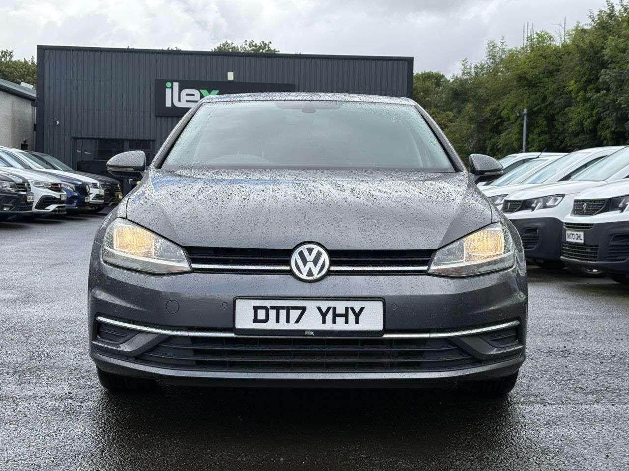 A 2017 VOLKSWAGEN GOLF 1.6 TDI BlueMotion Tech SE Nav Hatchback 5dr Diesel Manual Euro 6 (s/s) (11 A 2017 VOLKSWAGEN GOLF 1.6 TDI BlueMotion Tech SE Nav Hatchback 5dr Diesel Manual Euro 6 (s/s) (11