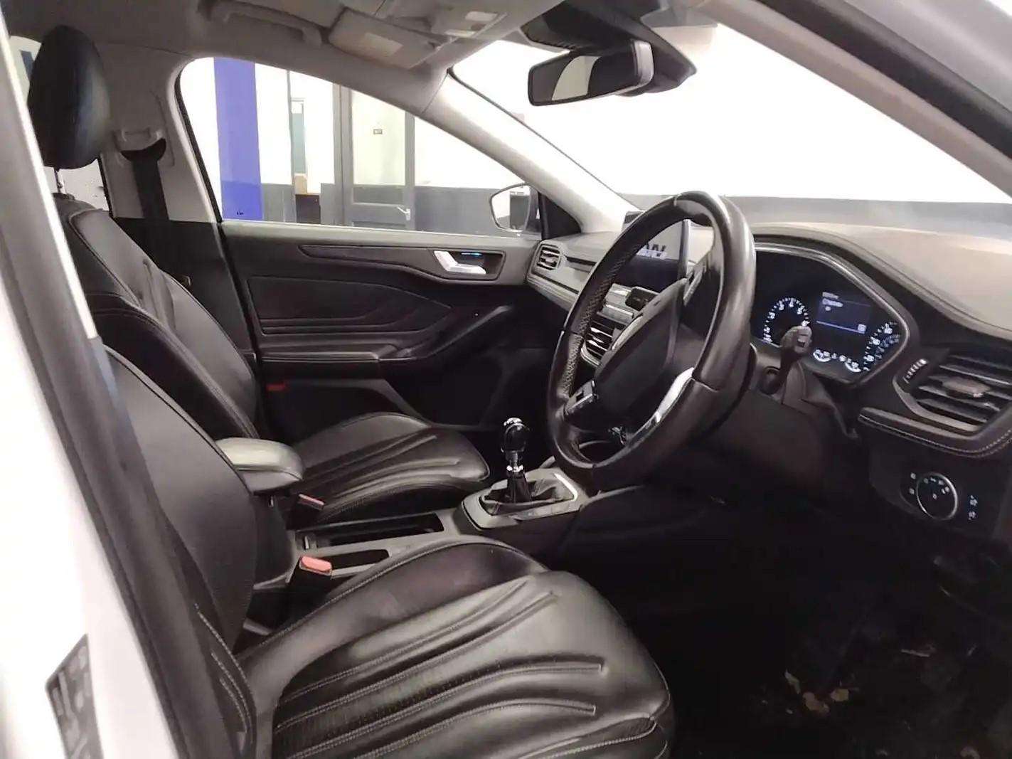 A 2019 FORD FOCUS 1.0T EcoBoost Vignale Hatchback 5dr Petrol Manual Euro 6 (s/s) (125 ps) A 2019 FORD FOCUS 1.0T EcoBoost Vignale Hatchback 5dr Petrol Manual Euro 6 (s/s) (125 ps)