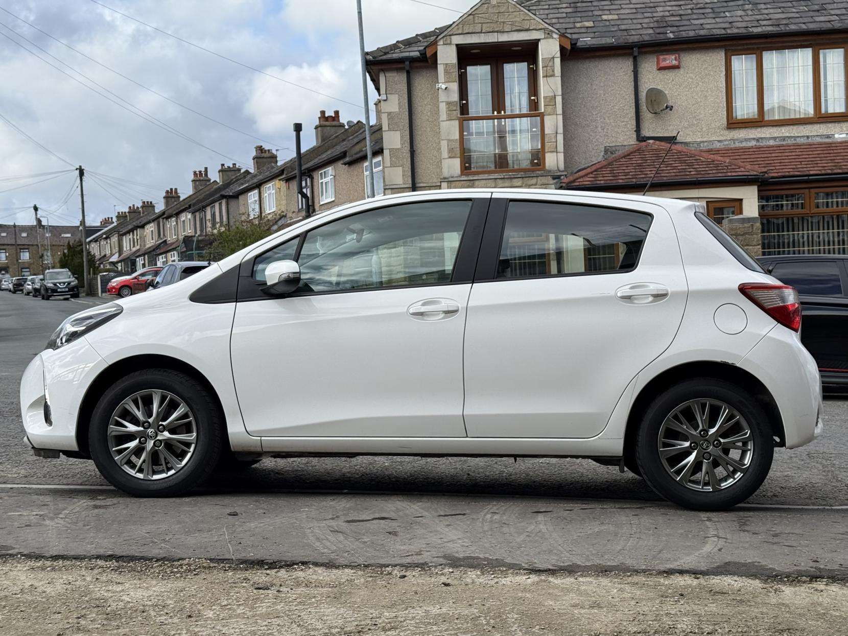 A 2018 TOYOTA YARIS 1.5 VVT-i Icon Hatchback 5dr Petrol Manual Euro 6 (111 ps) A 2018 TOYOTA YARIS 1.5 VVT-i Icon Hatchback 5dr Petrol Manual Euro 6 (111 ps)