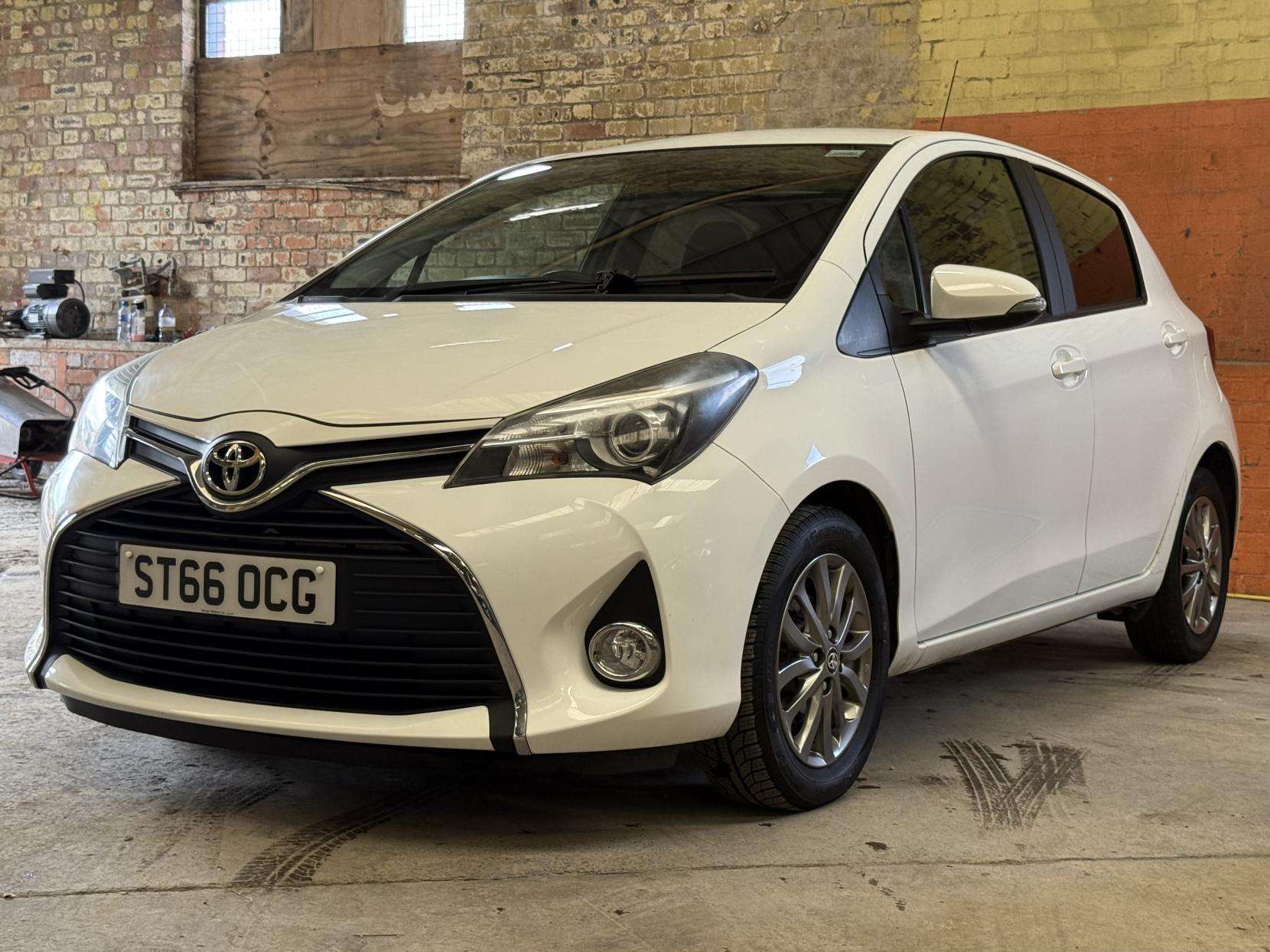 A 2016 TOYOTA YARIS 1.0 VVT-i Icon Hatchback 5dr Petrol Manual Euro 6 (69 ps) A 2016 TOYOTA YARIS 1.0 VVT-i Icon Hatchback 5dr Petrol Manual Euro 6 (69 ps)