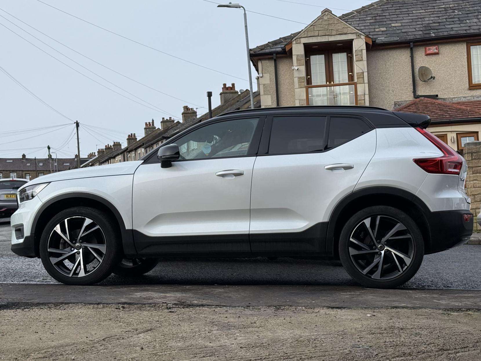 A 2021 VOLVO XC40 2.0 B4 MHEV R-Design Pro SUV 5dr Petrol Hybrid Auto Euro 6 (s/s) (197 ps) A 2021 VOLVO XC40 2.0 B4 MHEV R-Design Pro SUV 5dr Petrol Hybrid Auto Euro 6 (s/s) (197 ps)