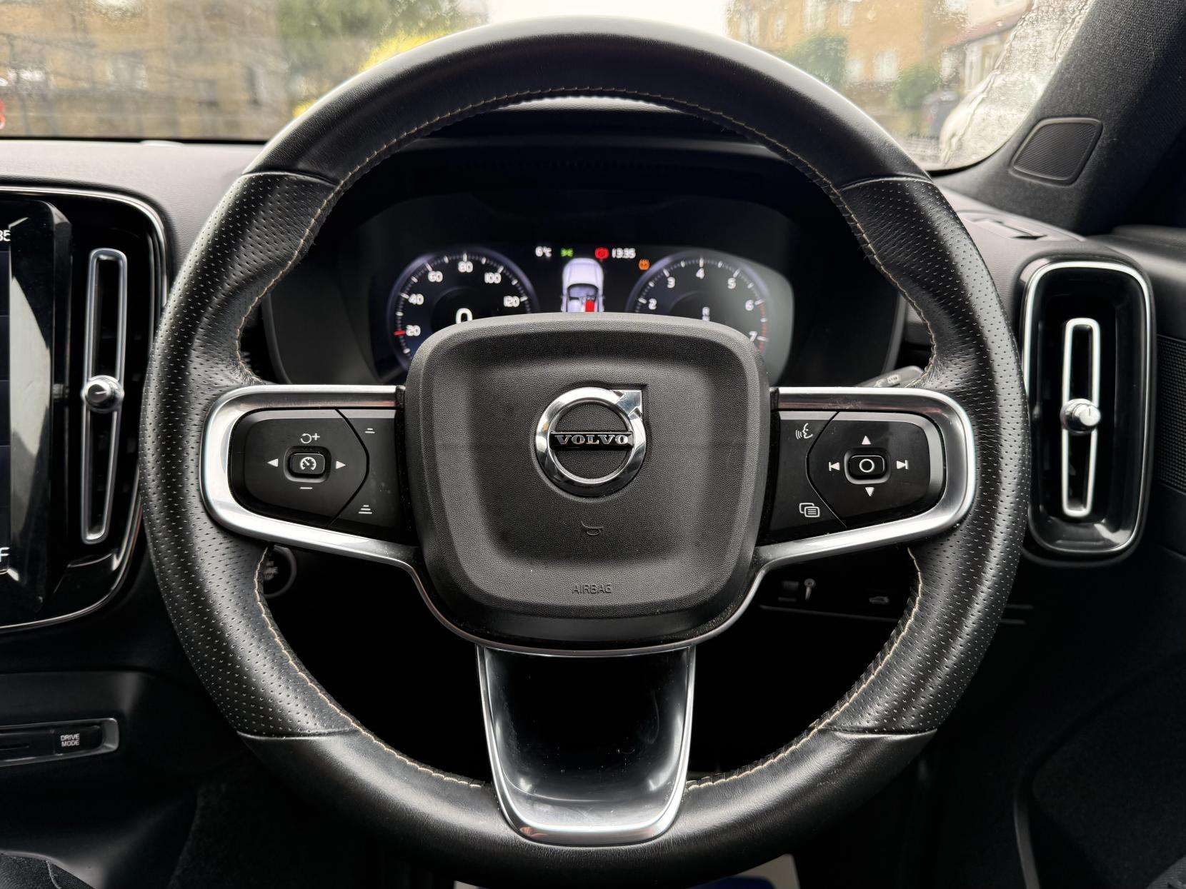 2021 VOLVO XC40 2021 VOLVO XC40