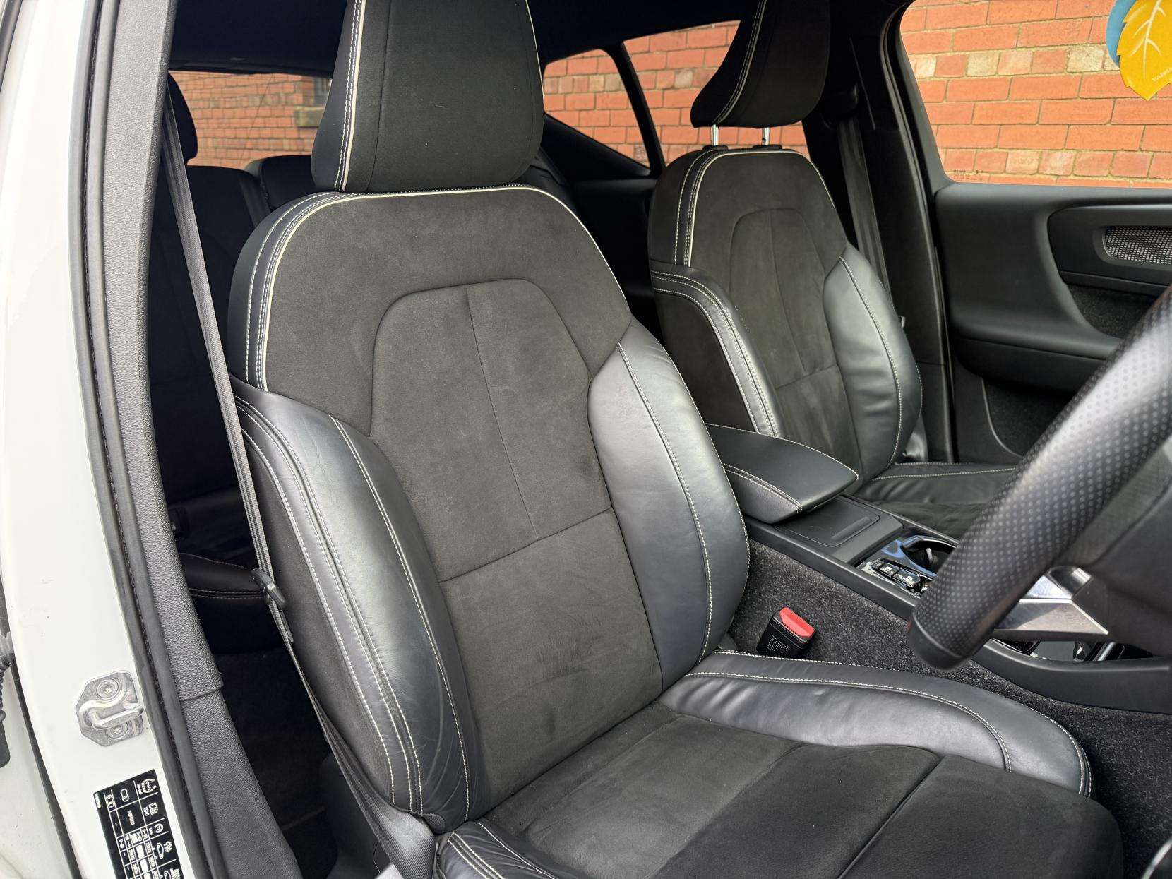 2021 VOLVO XC40 2021 VOLVO XC40