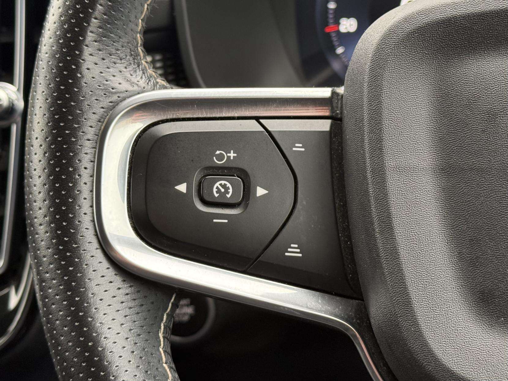 2021 VOLVO XC40 2021 VOLVO XC40