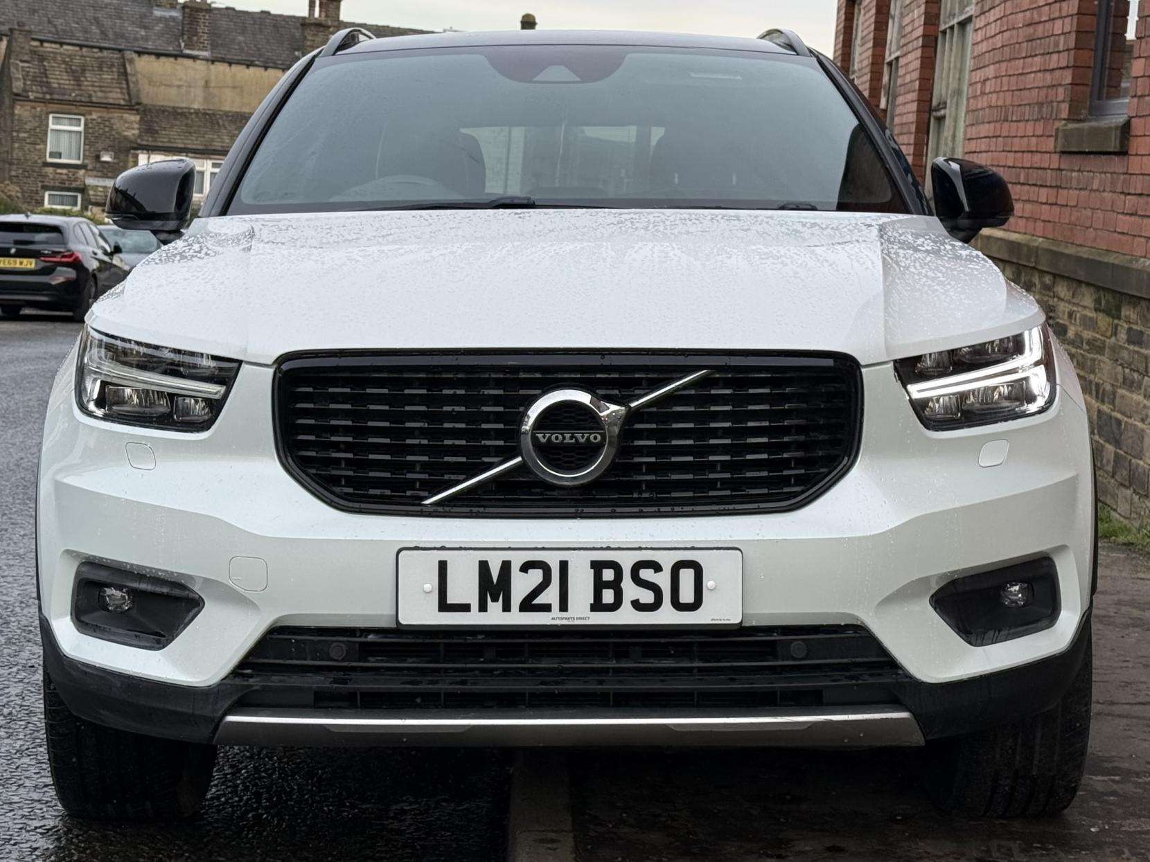 A 2021 VOLVO XC40 2.0 B4 MHEV R-Design Pro SUV 5dr Petrol Hybrid Auto Euro 6 (s/s) (197 ps) A 2021 VOLVO XC40 2.0 B4 MHEV R-Design Pro SUV 5dr Petrol Hybrid Auto Euro 6 (s/s) (197 ps)