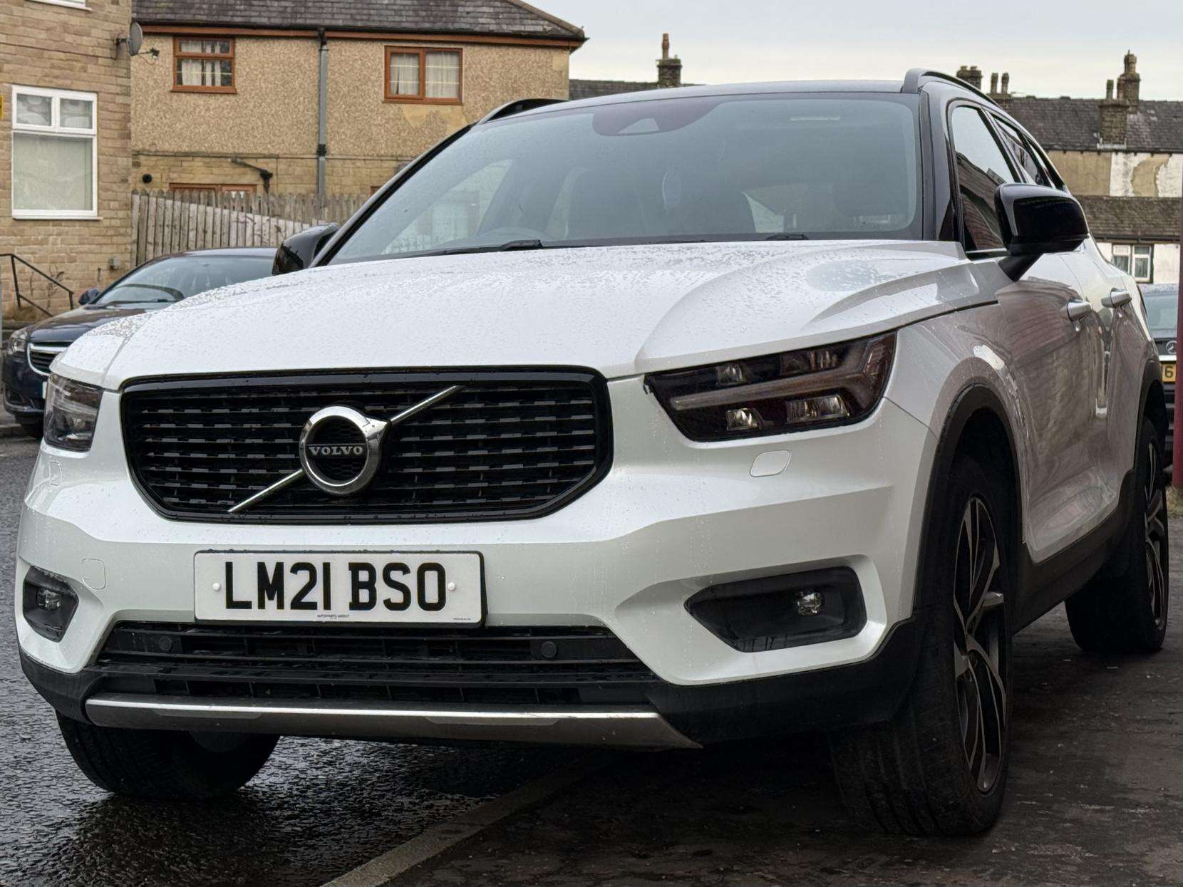 A 2021 VOLVO XC40 2.0 B4 MHEV R-Design Pro SUV 5dr Petrol Hybrid Auto Euro 6 (s/s) (197 ps) A 2021 VOLVO XC40 2.0 B4 MHEV R-Design Pro SUV 5dr Petrol Hybrid Auto Euro 6 (s/s) (197 ps)