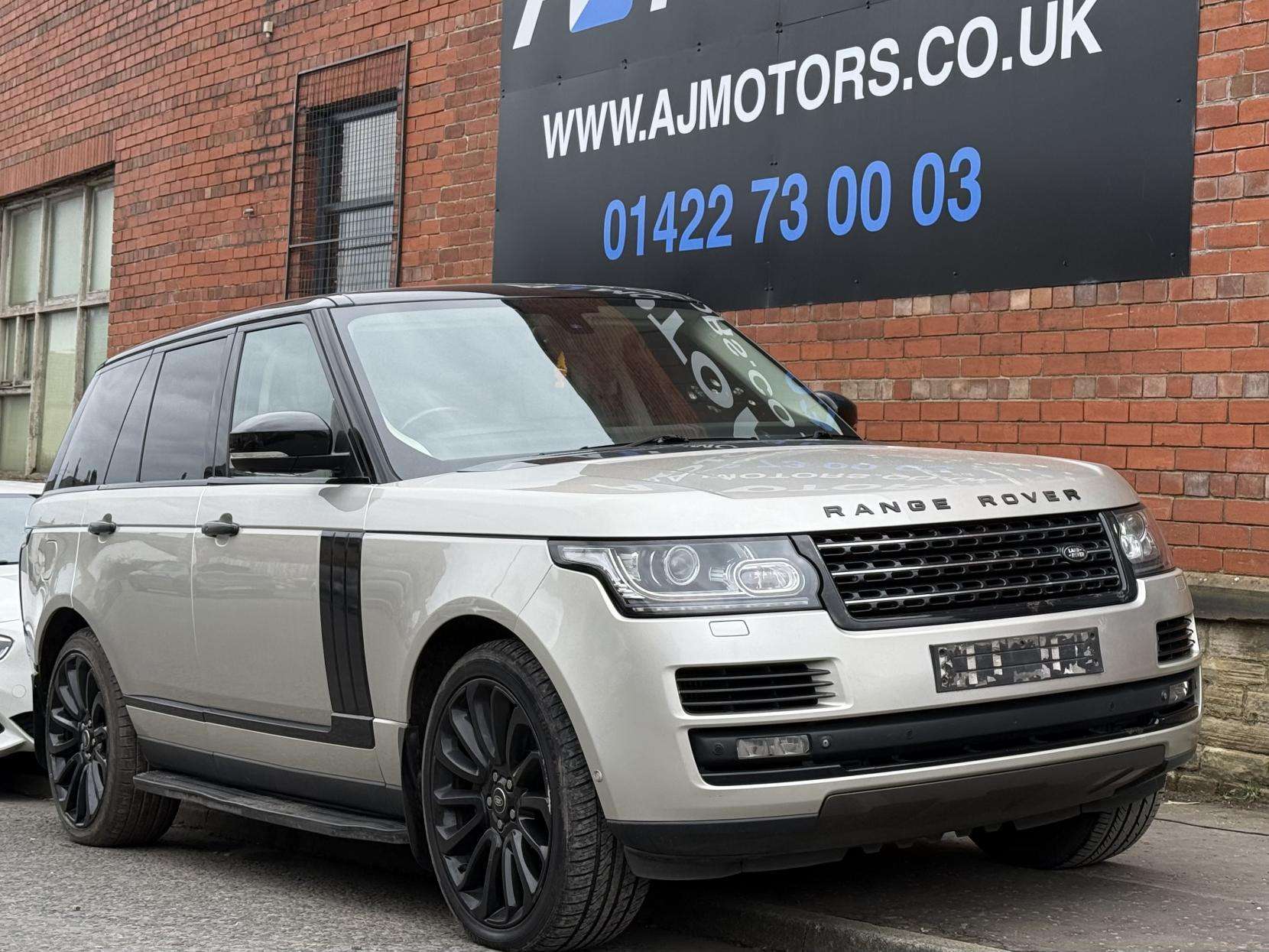 A 2013 LAND ROVER RANGE ROVER 4.4 SD V8 Autobiography SUV 5dr Diesel Auto 4WD Euro 5 (339 ps) A 2013 LAND ROVER RANGE ROVER 4.4 SD V8 Autobiography SUV 5dr Diesel Auto 4WD Euro 5 (339 ps)
