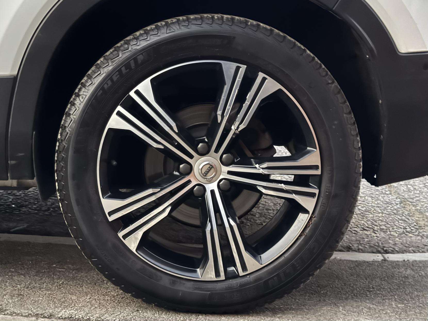 2019 VOLVO XC40 2019 VOLVO XC40