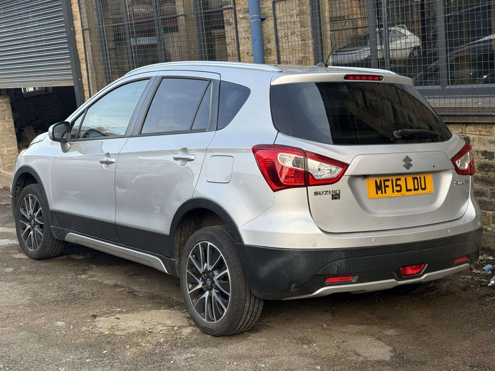 A 2015 SUZUKI SX4 S-CROSS 1.6 SZ-T SUV 5dr Petrol Manual Euro 6 (120 ps) A 2015 SUZUKI SX4 S-CROSS 1.6 SZ-T SUV 5dr Petrol Manual Euro 6 (120 ps)