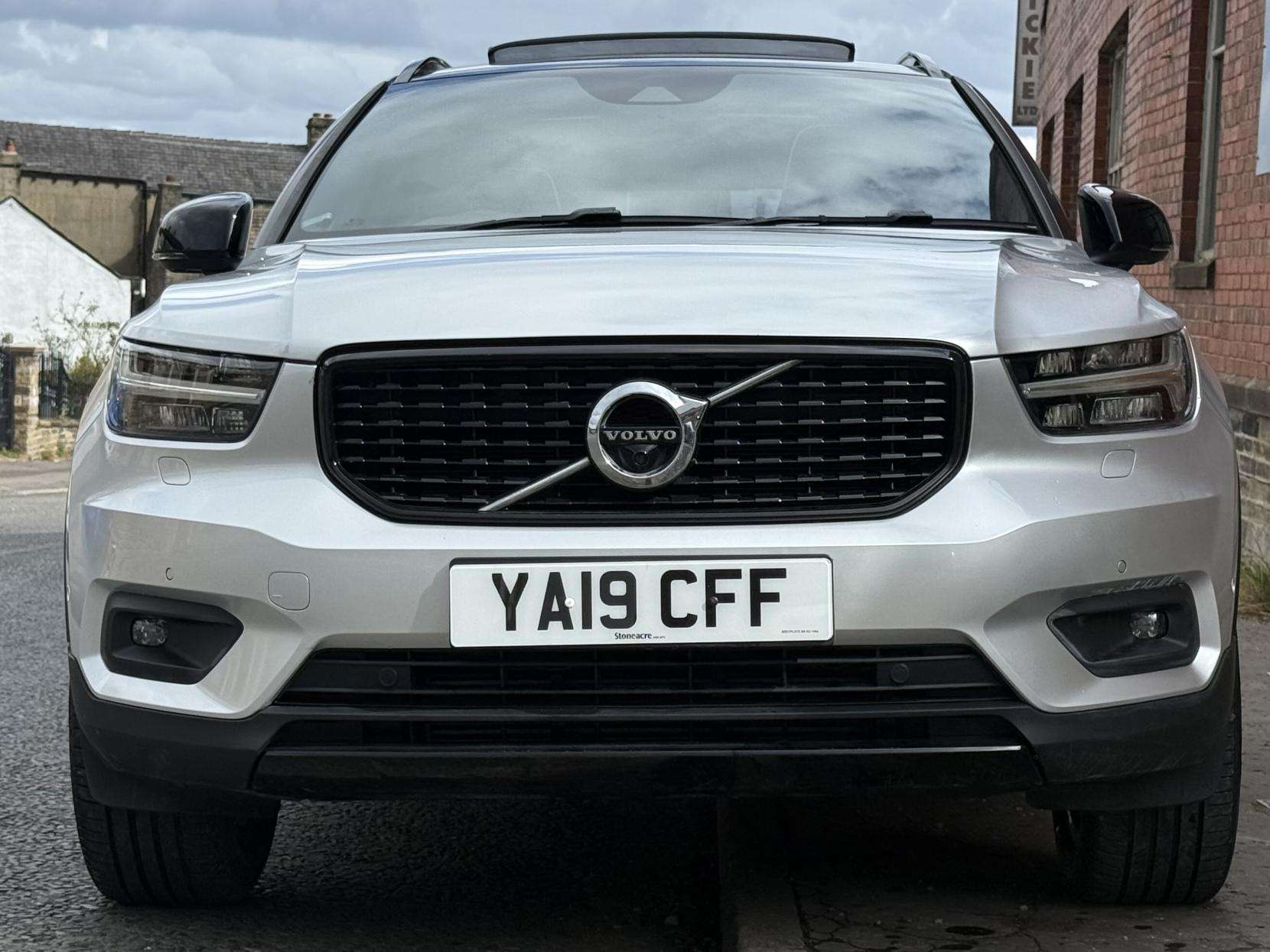A 2019 VOLVO XC40 2.0 T5 R-Design SUV 5dr Petrol Auto AWD Euro 6 (s/s) (247 ps) A 2019 VOLVO XC40 2.0 T5 R-Design SUV 5dr Petrol Auto AWD Euro 6 (s/s) (247 ps)