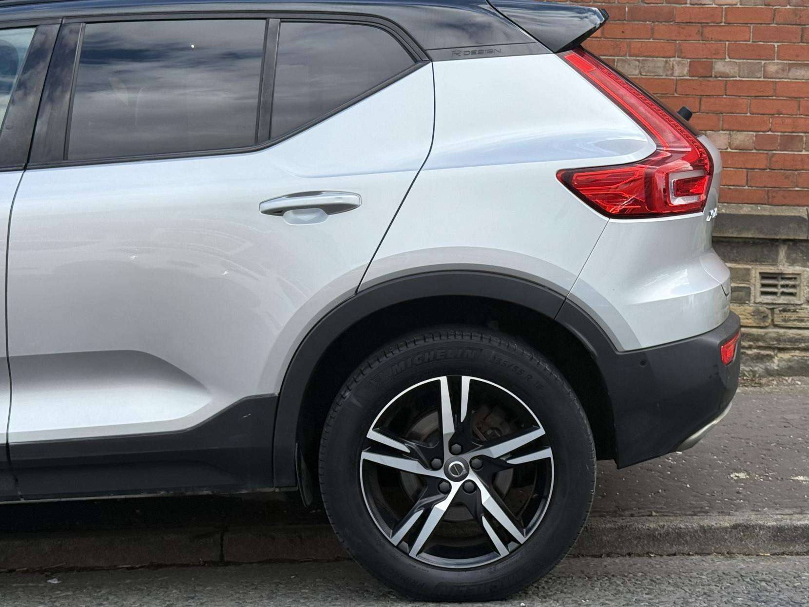 2019 VOLVO XC40 2019 VOLVO XC40