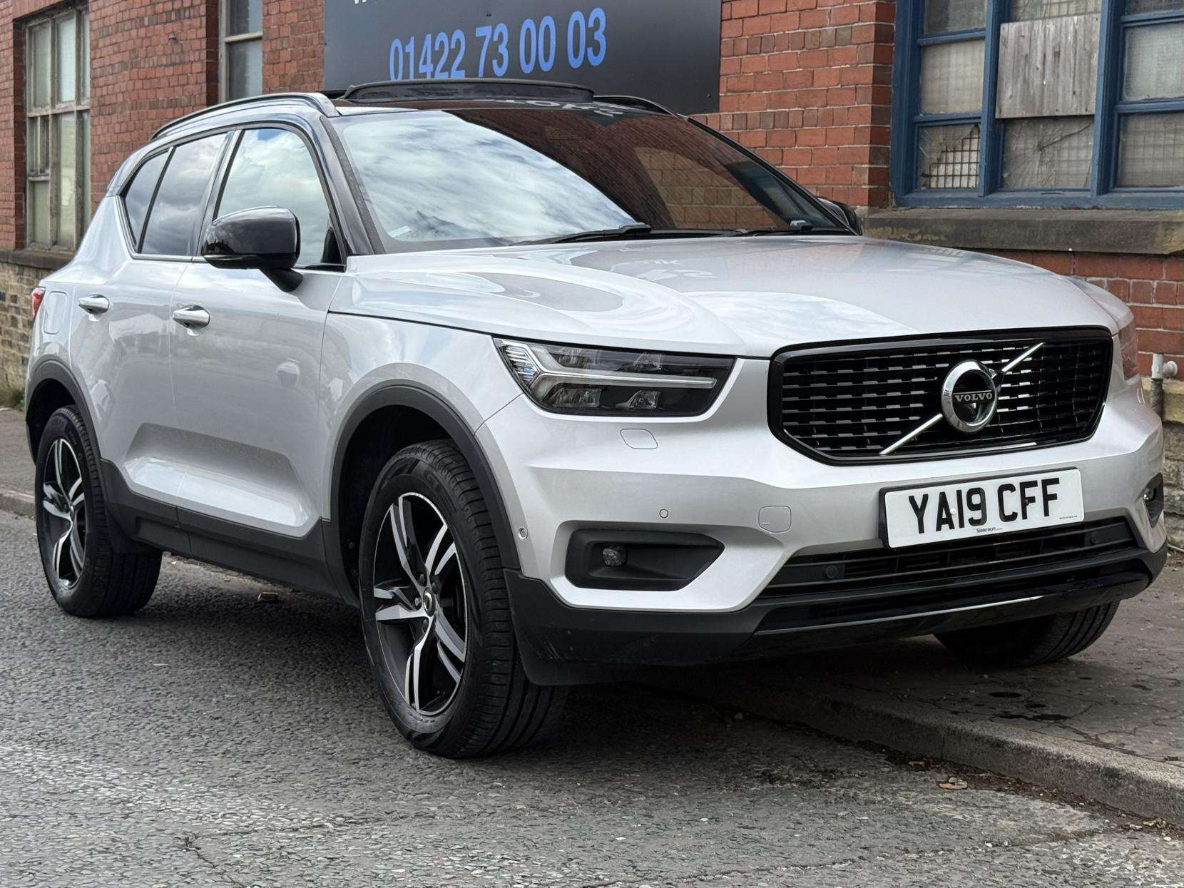 A 2019 VOLVO XC40 2.0 T5 R-Design SUV 5dr Petrol Auto AWD Euro 6 (s/s) (247 ps) A 2019 VOLVO XC40 2.0 T5 R-Design SUV 5dr Petrol Auto AWD Euro 6 (s/s) (247 ps)