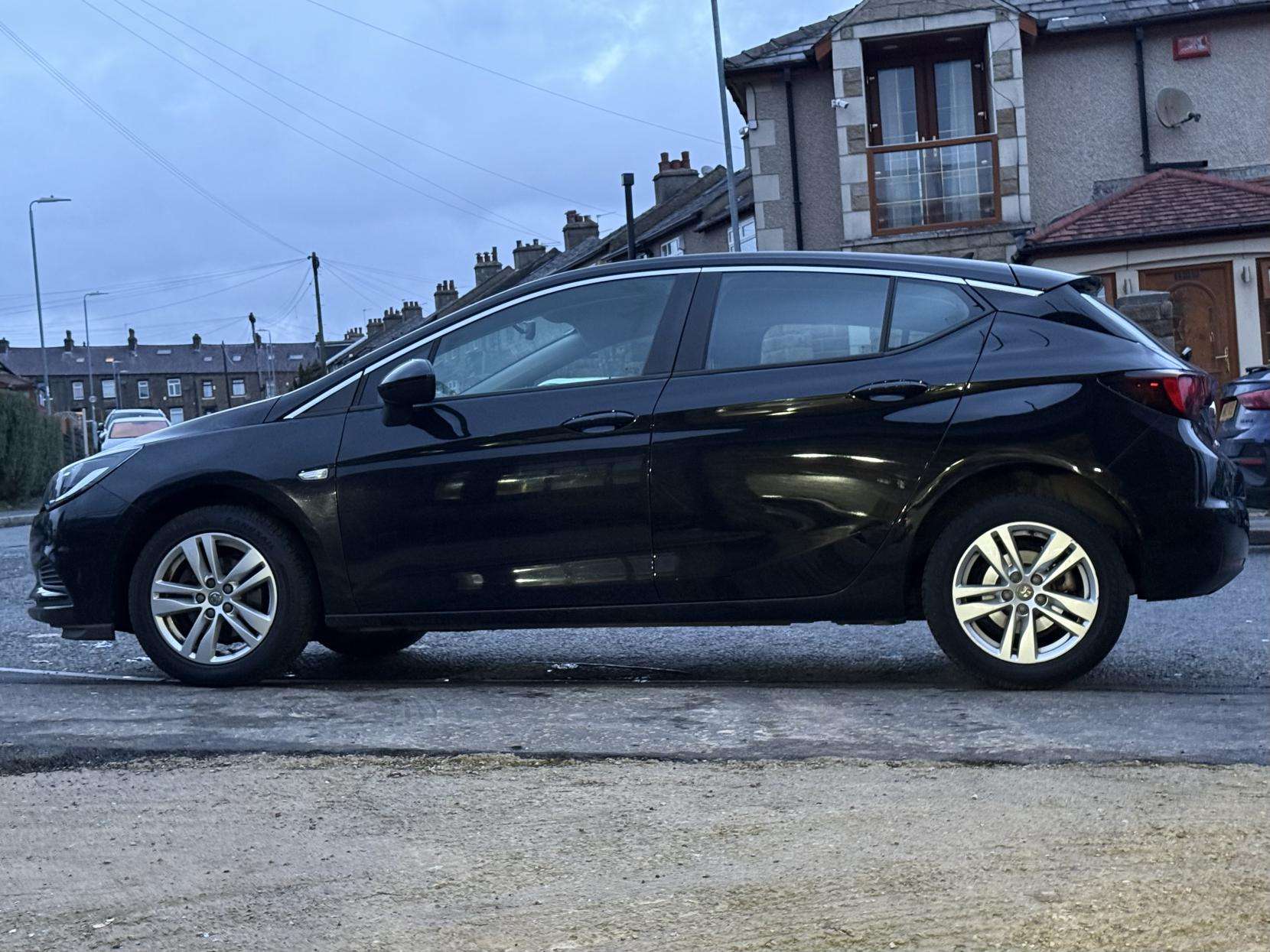 A 2017 VAUXHALL ASTRA 1.4i Tech Line Hatchback 5dr Petrol Manual Euro 6 (100 ps) A 2017 VAUXHALL ASTRA 1.4i Tech Line Hatchback 5dr Petrol Manual Euro 6 (100 ps)