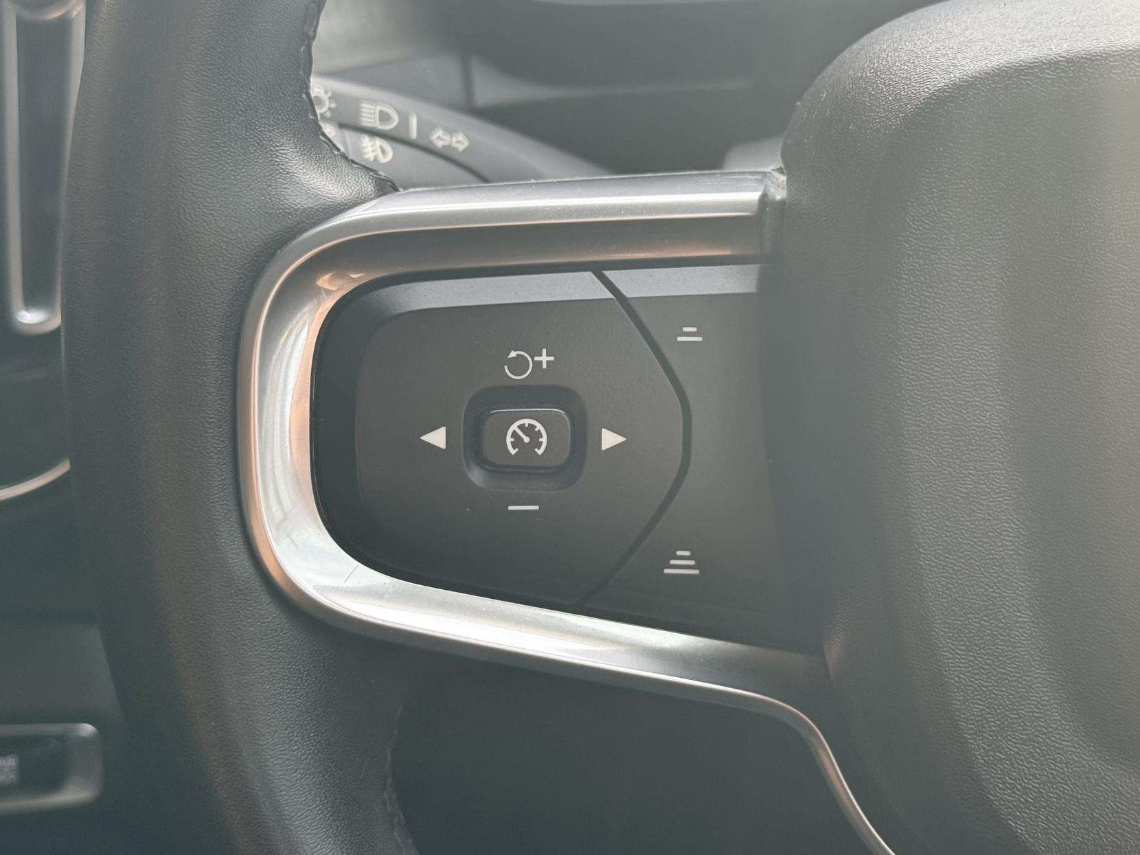 2021 VOLVO XC40 2021 VOLVO XC40