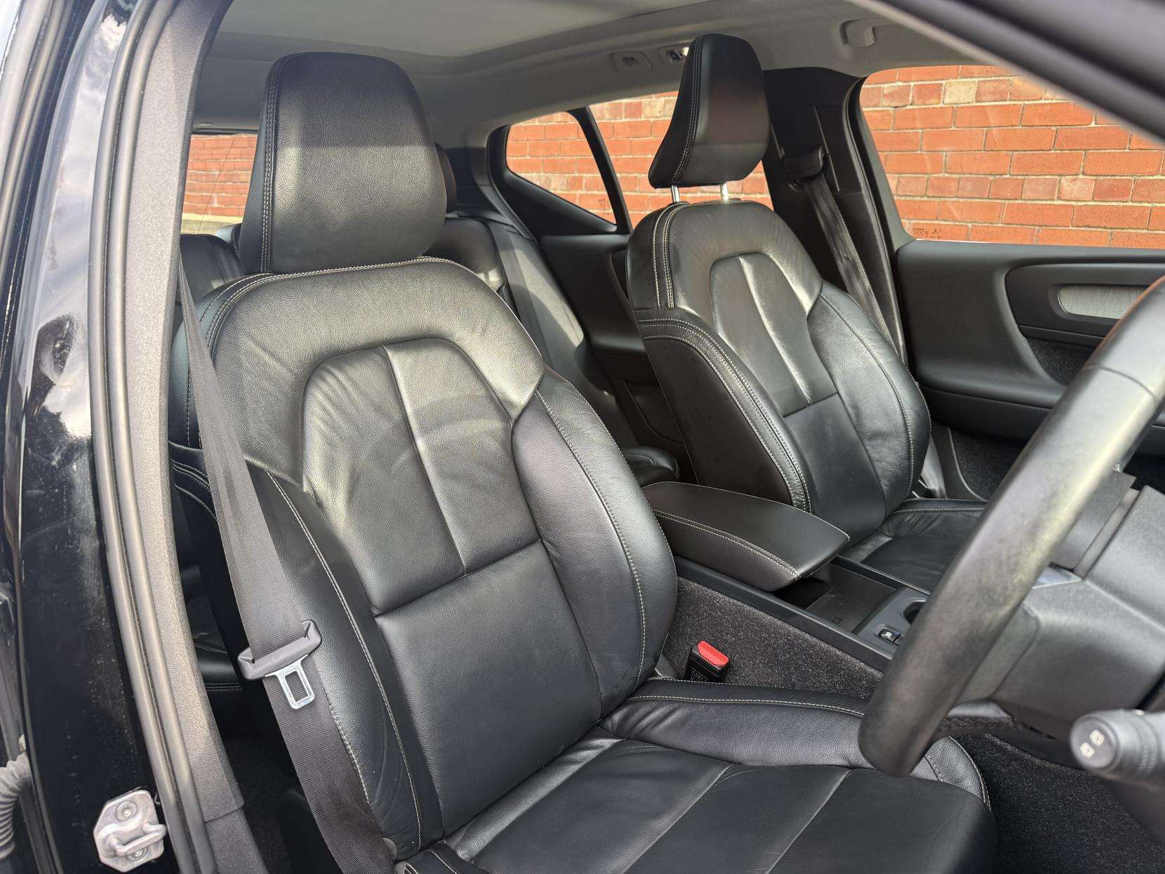 2021 VOLVO XC40 2021 VOLVO XC40