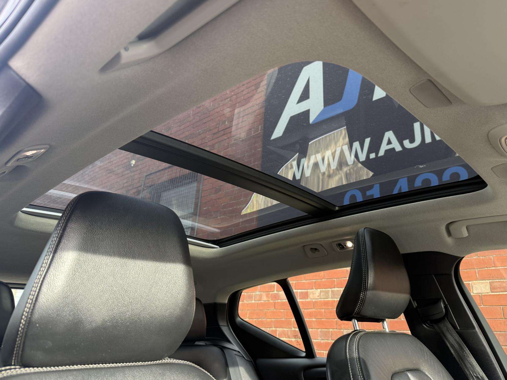2021 VOLVO XC40 2021 VOLVO XC40