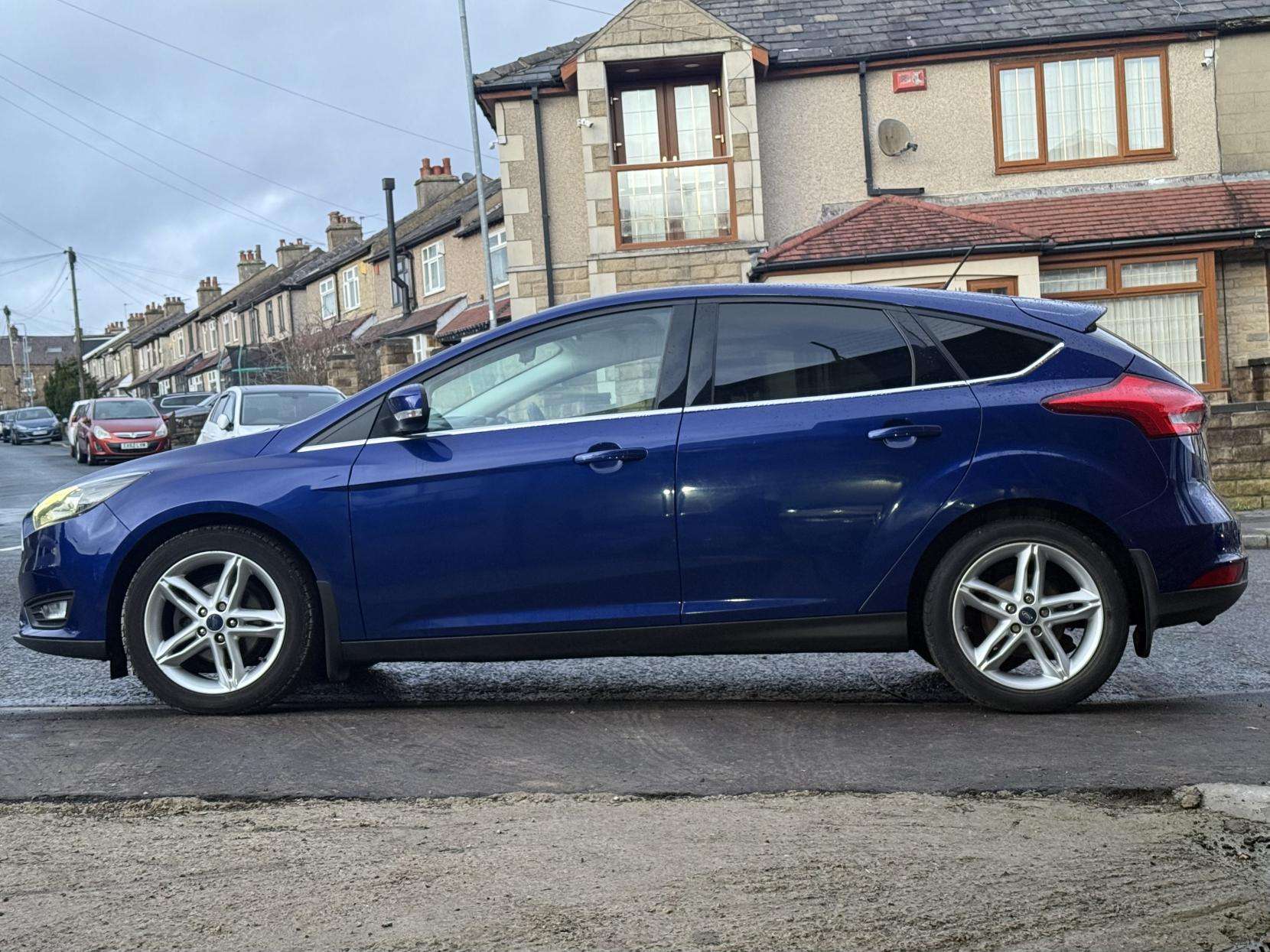 A 2017 FORD FOCUS 1.0T EcoBoost Zetec Edition Hatchback 5dr Petrol Manual Euro 6 (s/s) (125 ps) A 2017 FORD FOCUS 1.0T EcoBoost Zetec Edition Hatchback 5dr Petrol Manual Euro 6 (s/s) (125 ps)