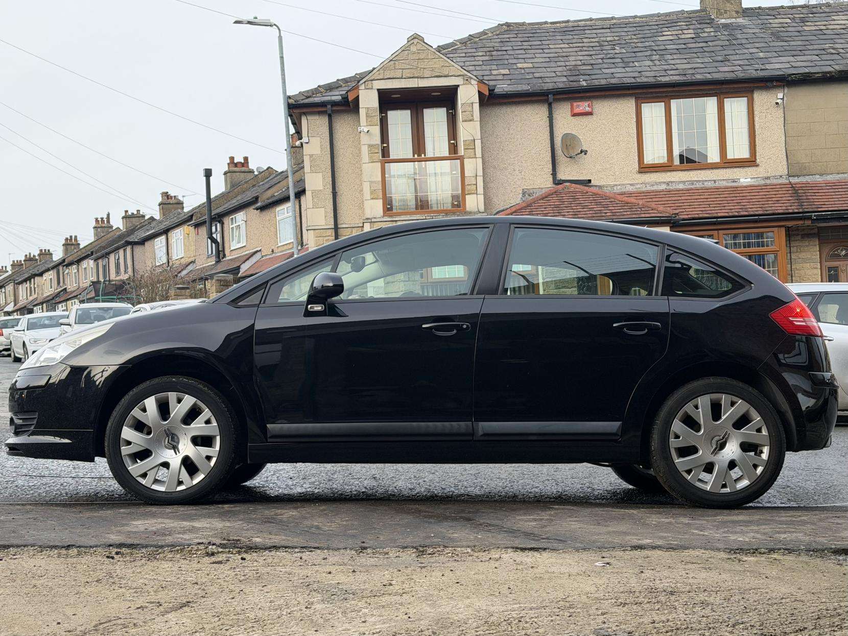 A 2007 CITROEN C4 1.6i 16V VTR+ Hatchback 5dr Petrol Manual (169 g/km, 110 bhp) A 2007 CITROEN C4 1.6i 16V VTR+ Hatchback 5dr Petrol Manual (169 g/km, 110 bhp)