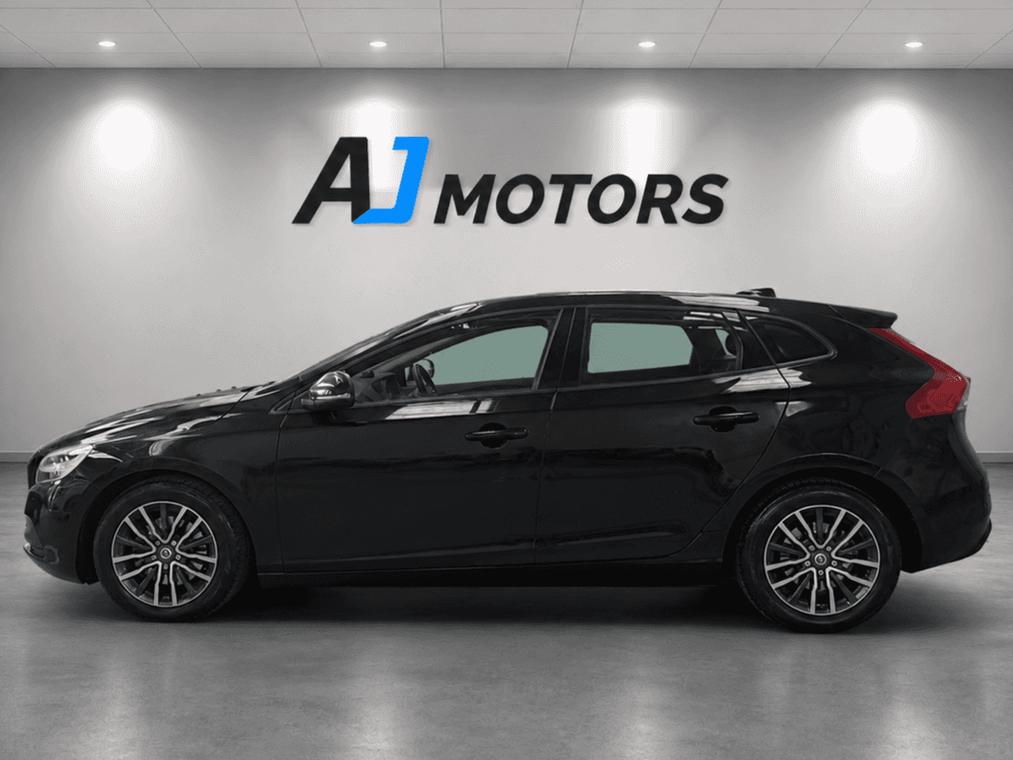 A 2017 VOLVO V40 2.0 T2 Momentum Hatchback 5dr Petrol Manual Euro 6 (s/s) (122 ps) A 2017 VOLVO V40 2.0 T2 Momentum Hatchback 5dr Petrol Manual Euro 6 (s/s) (122 ps)