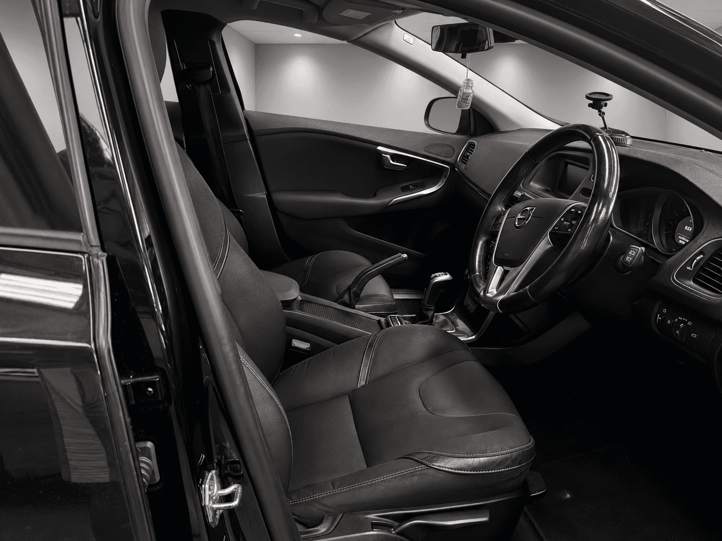 2017 VOLVO V40 2017 VOLVO V40